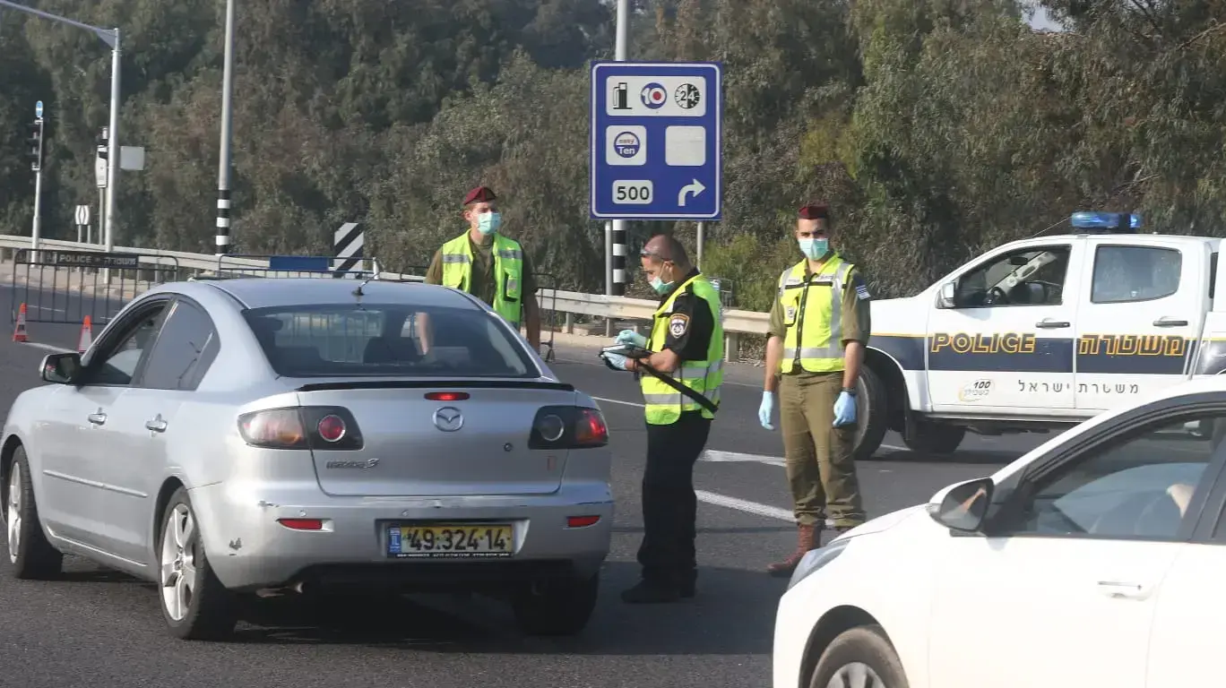 בדיקות משטרתיות ומחסומים בכביש 4 ליד חדרה - ה-14 לאפריל 2020