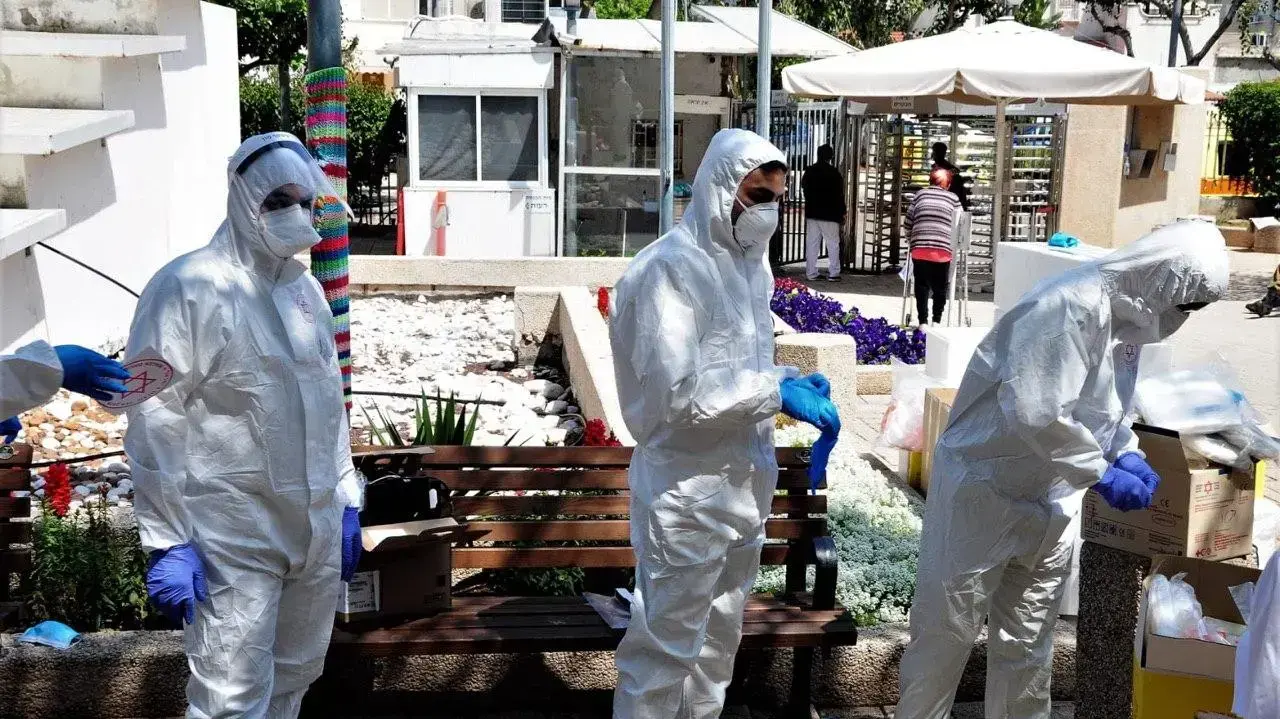 ביצוע בדיקת קורונה של צוותי מד"א למאושפזים ולעובדי ביה"ח השיקומי רעות בתל אביב