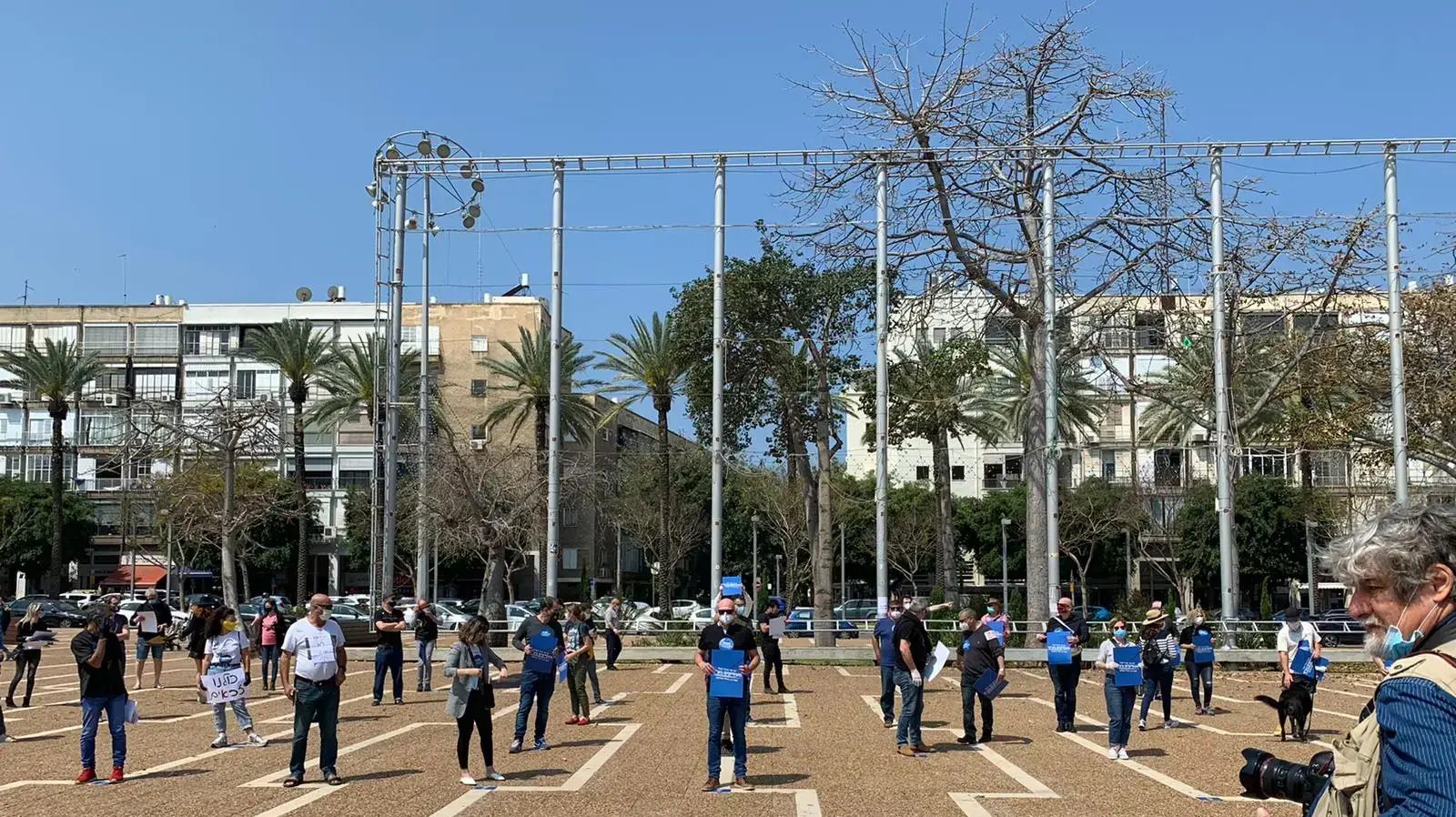 שכירים בעלי שליטה בהפגנה עכשיו בכיכר המדינה בתל אביב - ה-14 לאפריל 2020