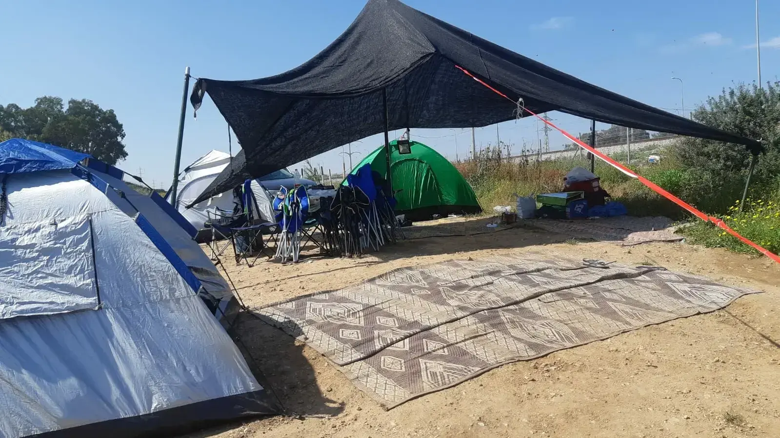 מתחם האוהלים שהקימו מפרי הנחיות, שאיתרה המשטרה בחוף פלמחים - ה-13 לאפריל 2020
