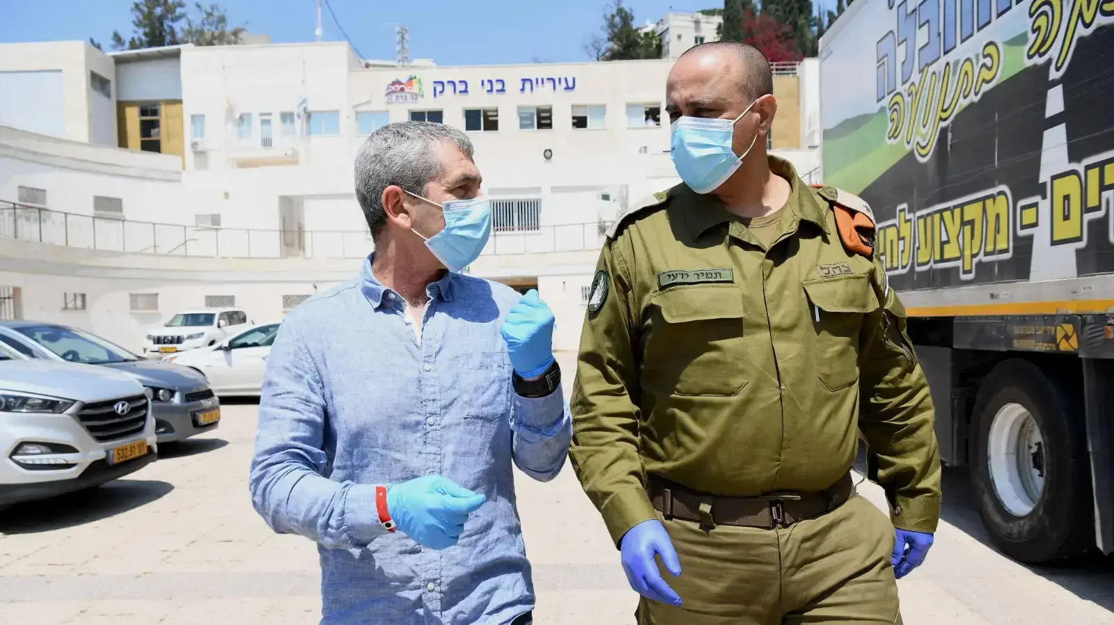 הרמטכל אביב כוכבי מסייר בבני ברק עם ראש העיר הרב אברהם רובינשטיין, 14 באפריל 2020