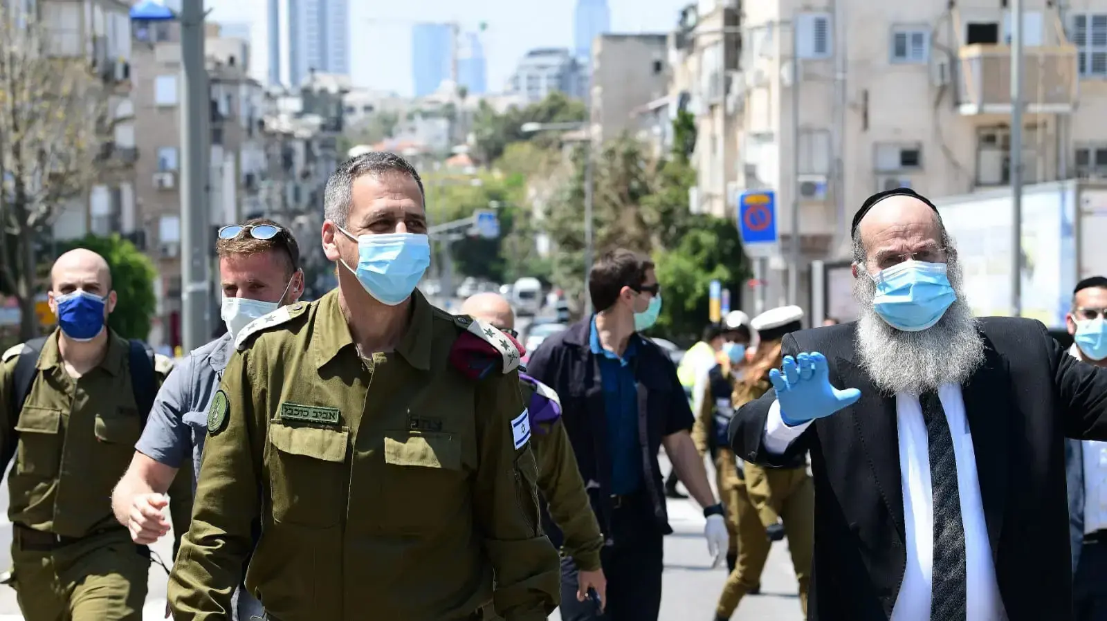 הרמטכל אביב כוכבי מסייר בבני ברק עם ראש העיר הרב אברהם רובינשטיין, 14 באפריל 2020