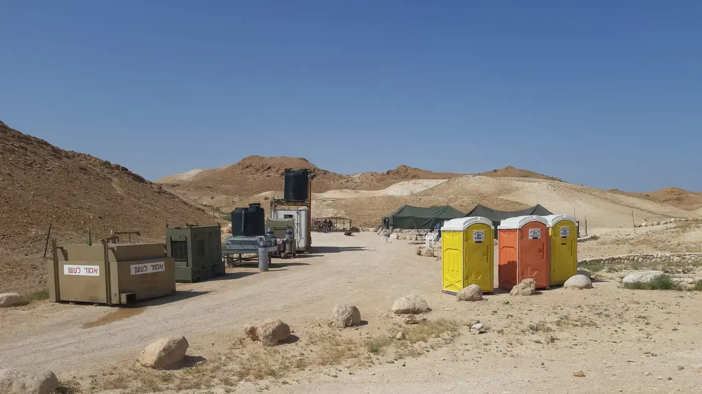 גבעת הצעירים המבודדים במצוקי דרגות, ובסמוך המקום שהוצתו המכוניות, 14 באפריל 2020