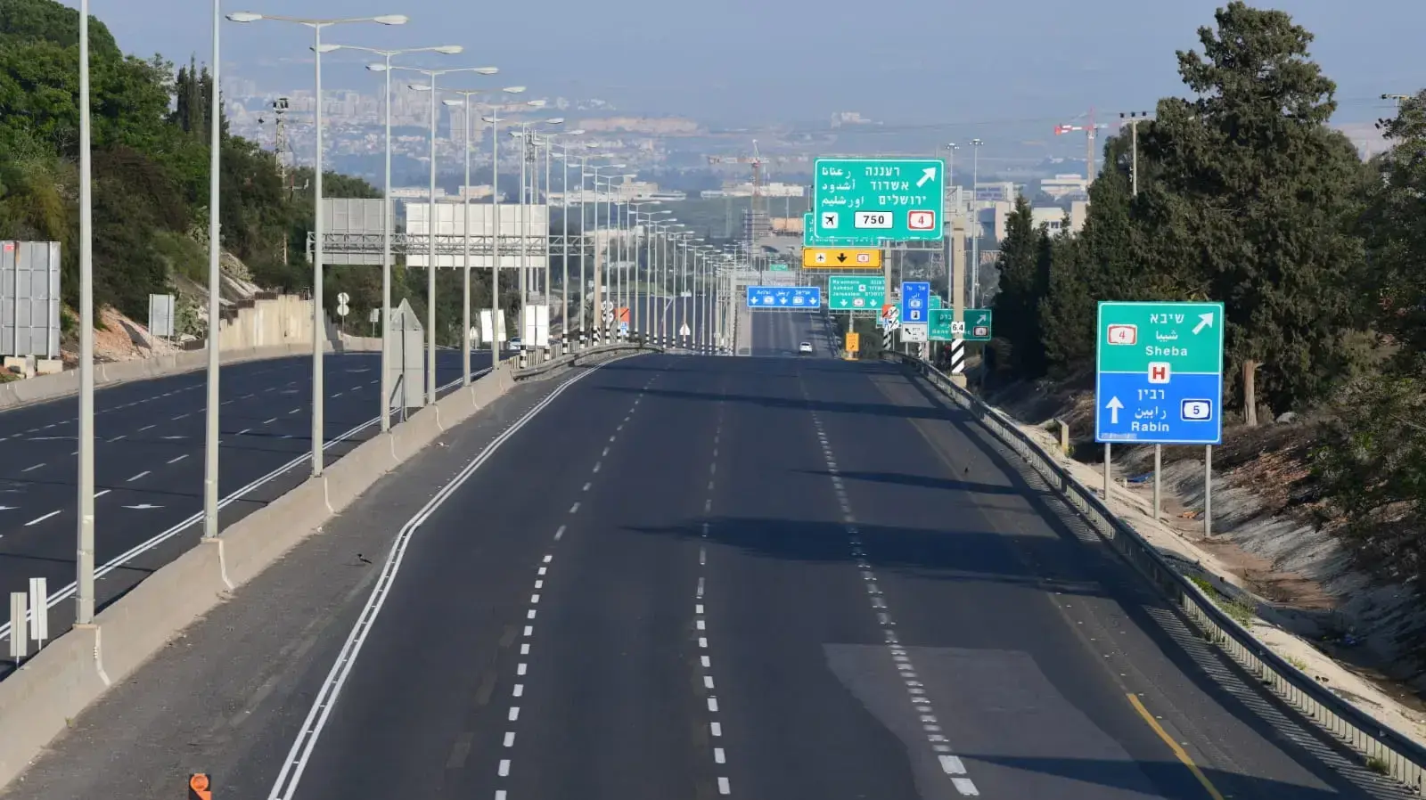 מחסומים בערב חג שני של פסח, צומת הכפר הירוק רמת השרון תל אביב 14 באפריל 2020 מחסומים בערב חג שני של פסח, צומת הכפר הירוק רמת השרון תל אביב 14 באפריל 2020