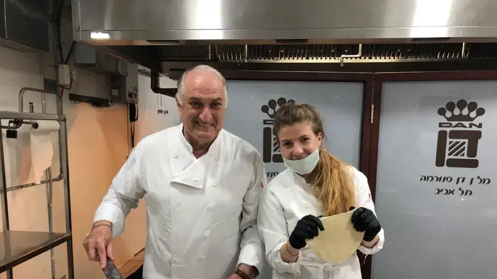 חגיגות מימונה במלון דן פנורמה תל אביב המאכלס חולי קורונה, 15 באפריל 2020 חגיגות מימונה במלון דן פנורמה תל אביב המאכלס חולי קורונה, 15 באפריל 2020