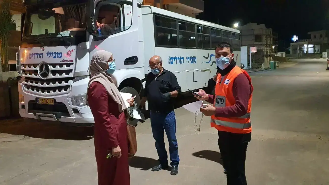 העברת תושבי דיר אל-אסד המחויבים בבידוד לאכסניה בחיפה, 15 באפריל 2020 העברת תושבי דיר אל-אסד המחויבים בבידוד לאכסניה בחיפה, 15 באפריל 2020