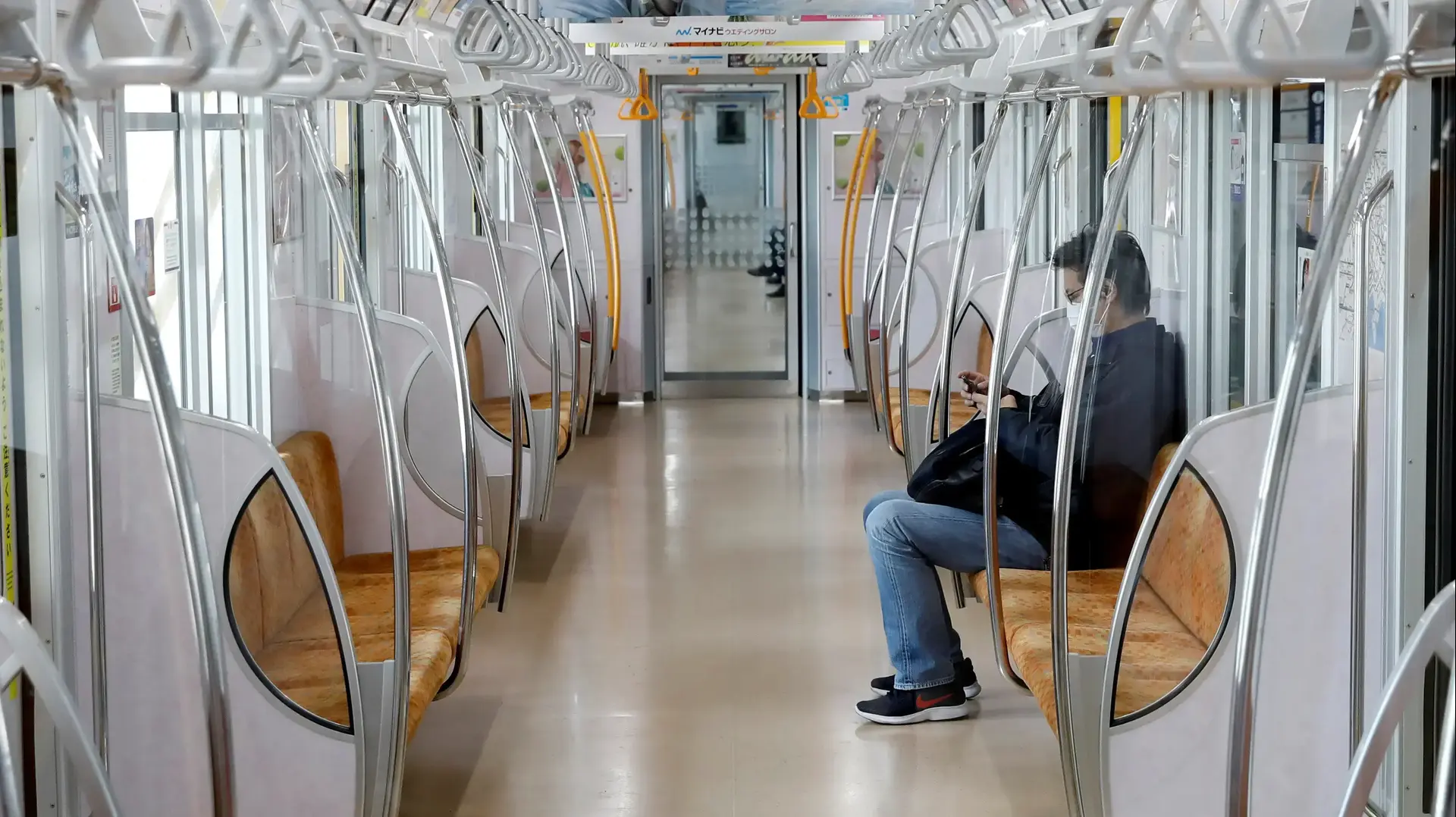 אדם נוסע ברכבת התחתית בטוקיו, יפן, בעיצומו של משבר הקורונה. 16 באפריל 2020 אדם נוסע ברכבת התחתית בטוקיו, יפן, בעיצומו של משבר הקורונה. 16 באפריל 2020