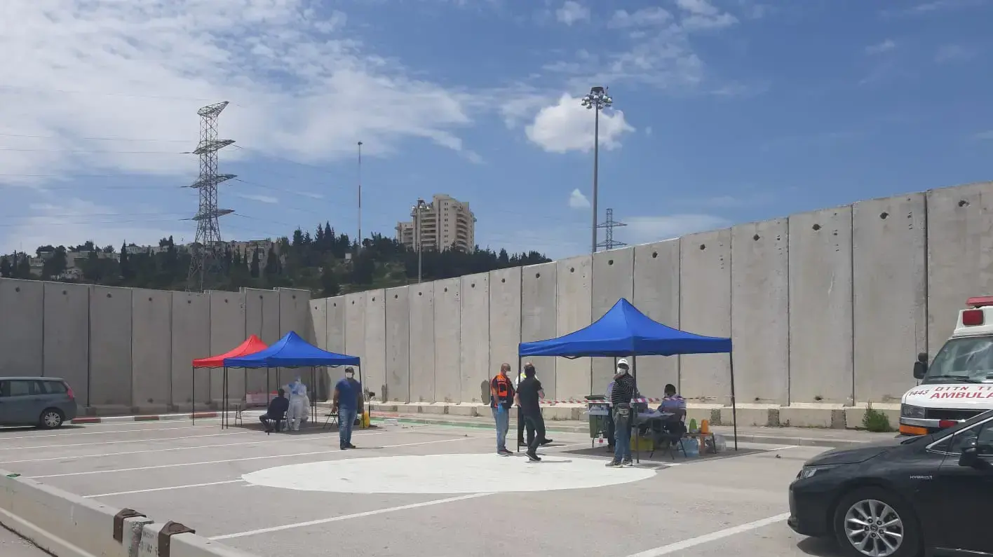 מד"א פתחו  מתחם בדיקות קורונה במחנה פליטים שועפאט שבירושלים, 16 באפריל 2020