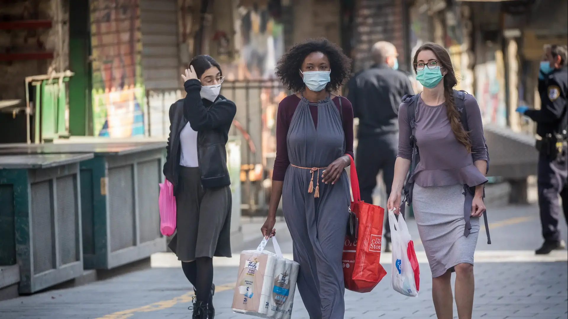 עוטים מסכה לצורך התגוננות מנגיף הקורונה במהלך רכישת מצרכים בשוק מחנה יהודה בירושלים 16 באפריל 2020 עוטים מסכה לצורך התגוננות מנגיף הקורונה במהלך רכישת מצרכים בשוק מחנה יהודה בירושלים 16 באפריל 2020