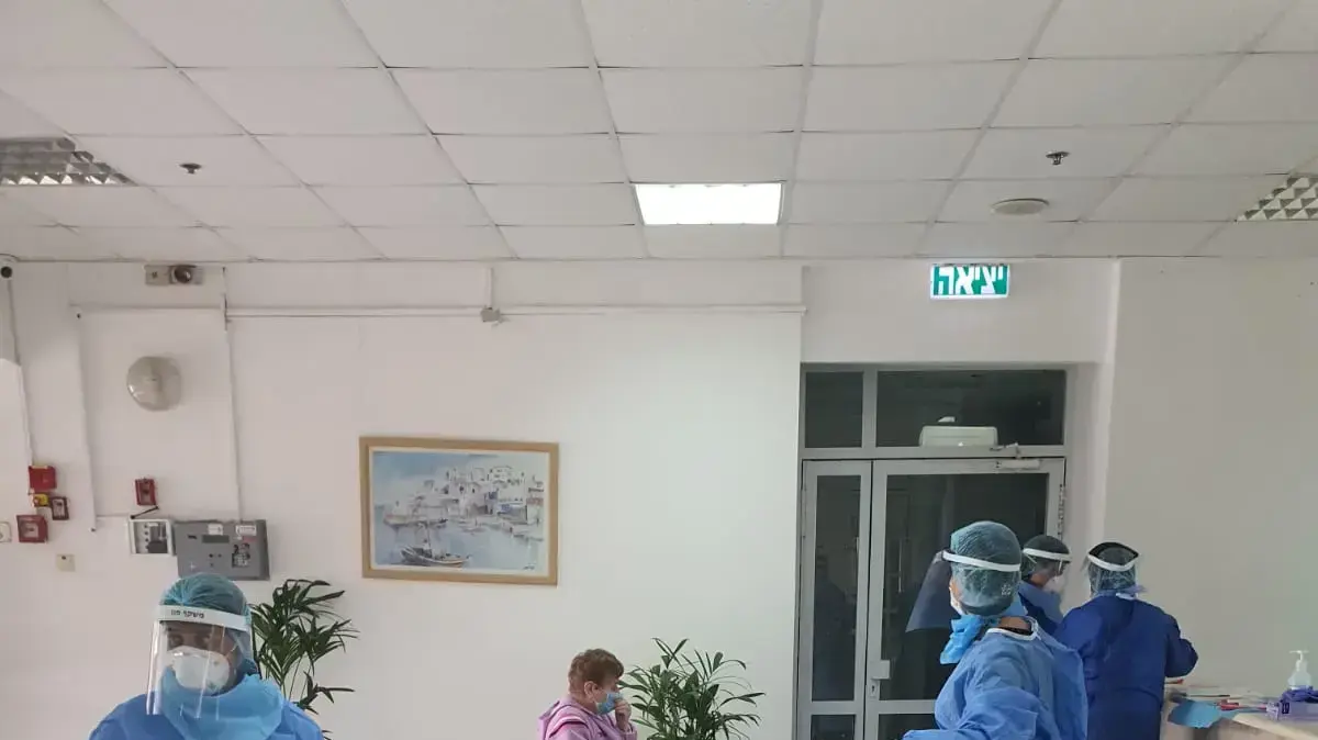 הצוות של בית החולים ברזילי בבית האבות "זהבית" באשקלון, שם ישנו חשד לטעות בביקות הקורונה של של 29 חוסים (2020\04\17) הצוות של בית החולים ברזילי בבית האבות "זהבית" באשקלון, שם ישנו חשד לטעות בביקות הקורונה של של 29 חוסים (2020\04\17)
