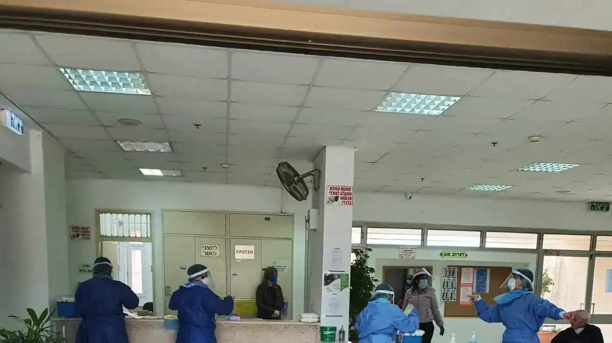 הצוות של בית החולים ברזילי בבית האבות "זהבית" באשקלון, שם ישנו חשד לטעות בביקות הקורונה של של 29 חוסים (2020\04\17) הצוות של בית החולים ברזילי בבית האבות "זהבית" באשקלון, שם ישנו חשד לטעות בביקות הקורונה של של 29 חוסים (2020\04\17)