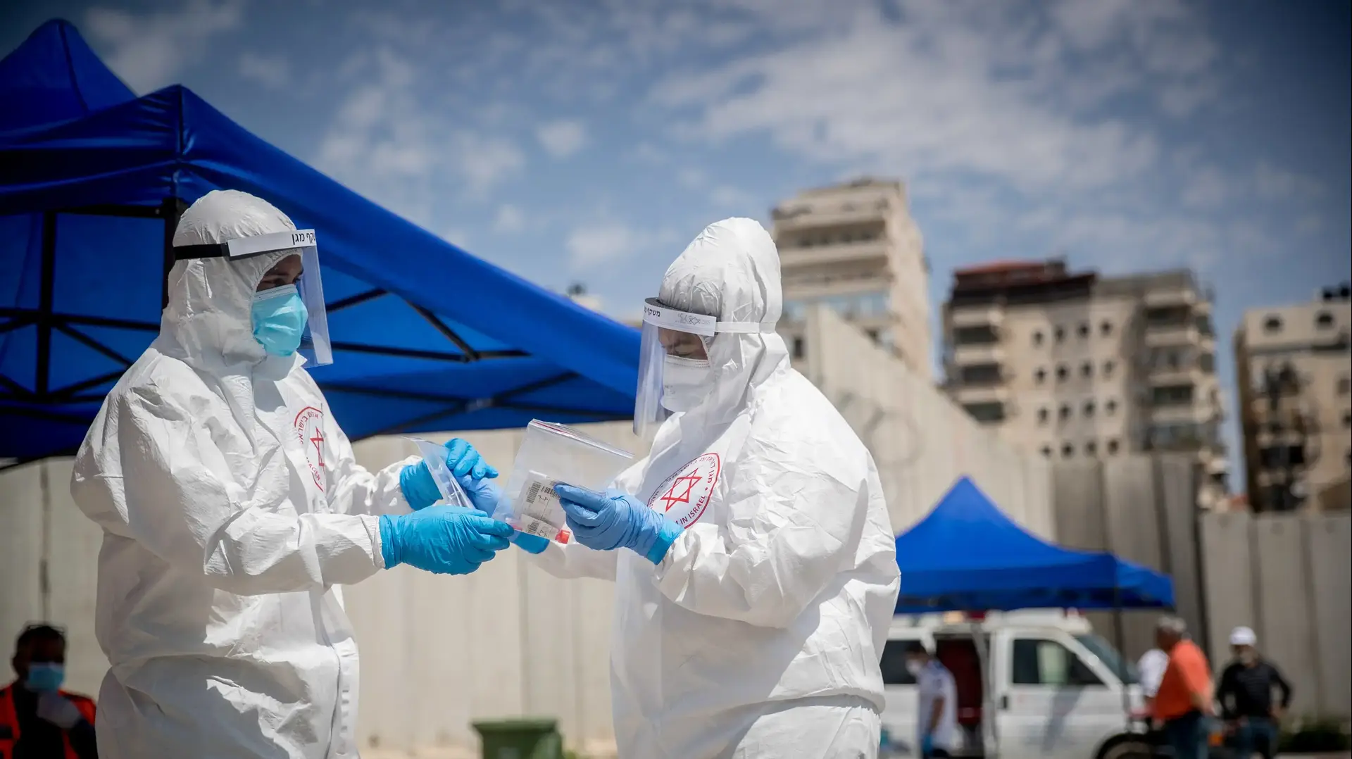 עובדי רפואה של מד"א באתר לאיסוף דגימות לגילוי קורונה, בסמוך למחנה הפליטים שועפט, ירושלים. 16 באפריל, 2020 עובדי רפואה של מד"א באתר לאיסוף דגימות לגילוי קורונה, בסמוך למחנה הפליטים שועפט, ירושלים. 16 באפריל, 2020
