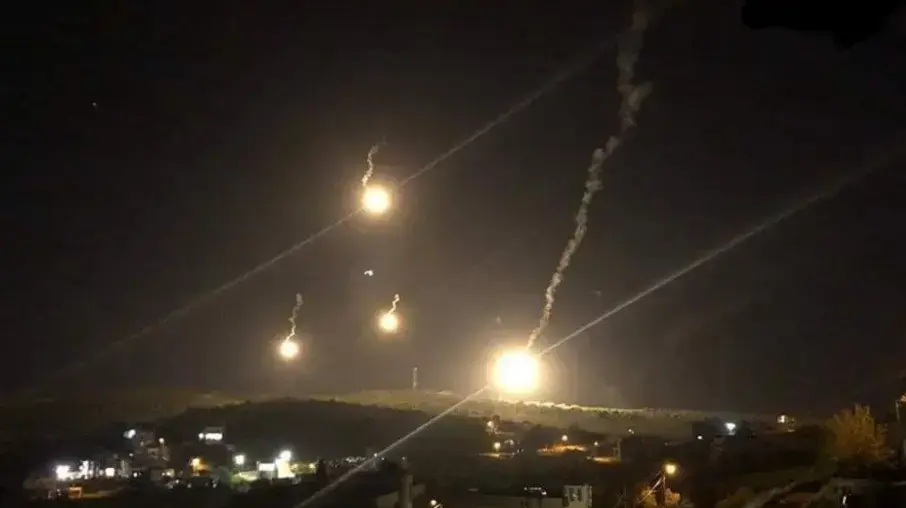 פצצות תאורה בגבול ישראל-לבנון, בעקבות קרעים בגדר. 17 באפריל 2020 פצצות תאורה בגבול ישראל-לבנון, בעקבות קרעים בגדר. 17 באפריל 2020