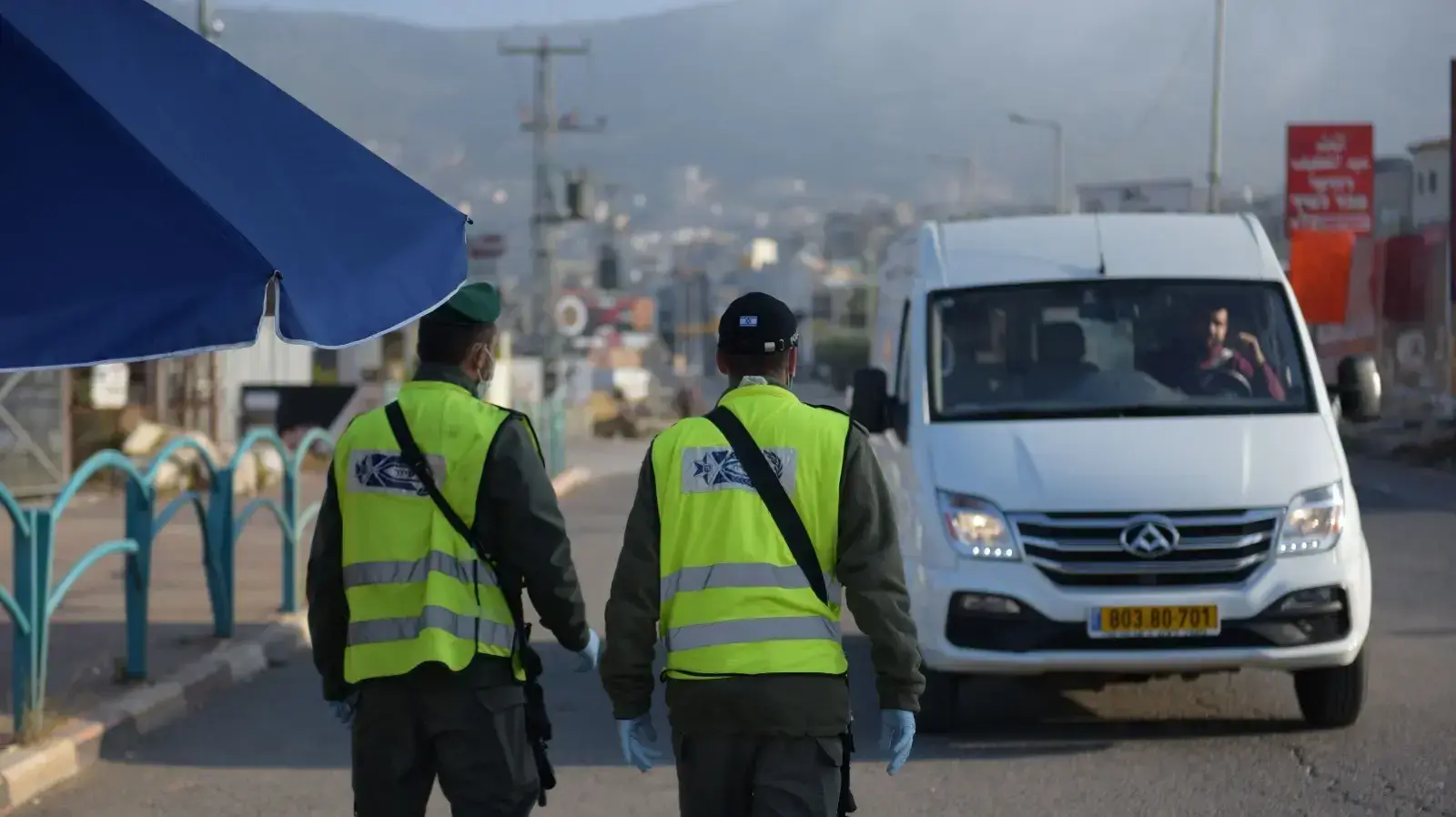 עשרות שוטרים פועלים לאכיפת הסגר בדיר אל-אסד ובענה בשל התפשטות הקורונה. 18 באפריל 2020 עשרות שוטרים פועלים לאכיפת הסגר בדיר אל-אסד ובענה בשל התפשטות הקורונה. 18 באפריל 2020
