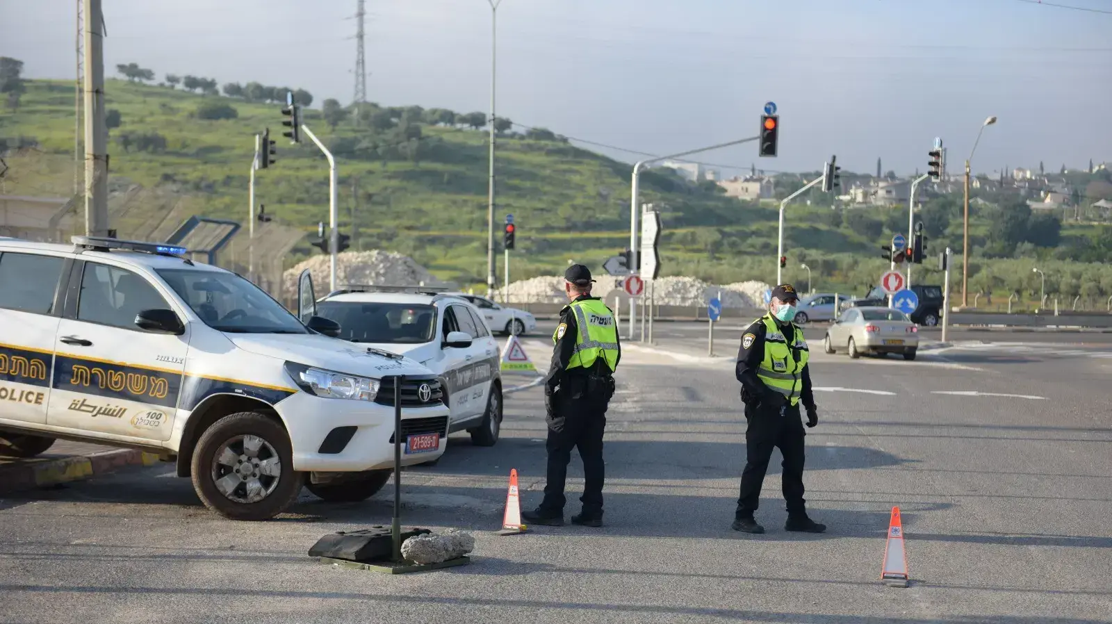 עשרות שוטרים פועלים לאכיפת הסגר בדיר אל-אסד ובענה בשל התפשטות הקורונה. 18 באפריל 2020 עשרות שוטרים פועלים לאכיפת הסגר בדיר אל-אסד ובענה בשל התפשטות הקורונה. 18 באפריל 2020