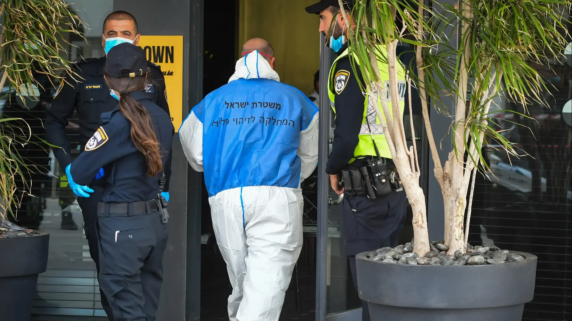 כוחות משטרה וזק"א בזירת הרצח בתל אביב 18 באפריל 2020