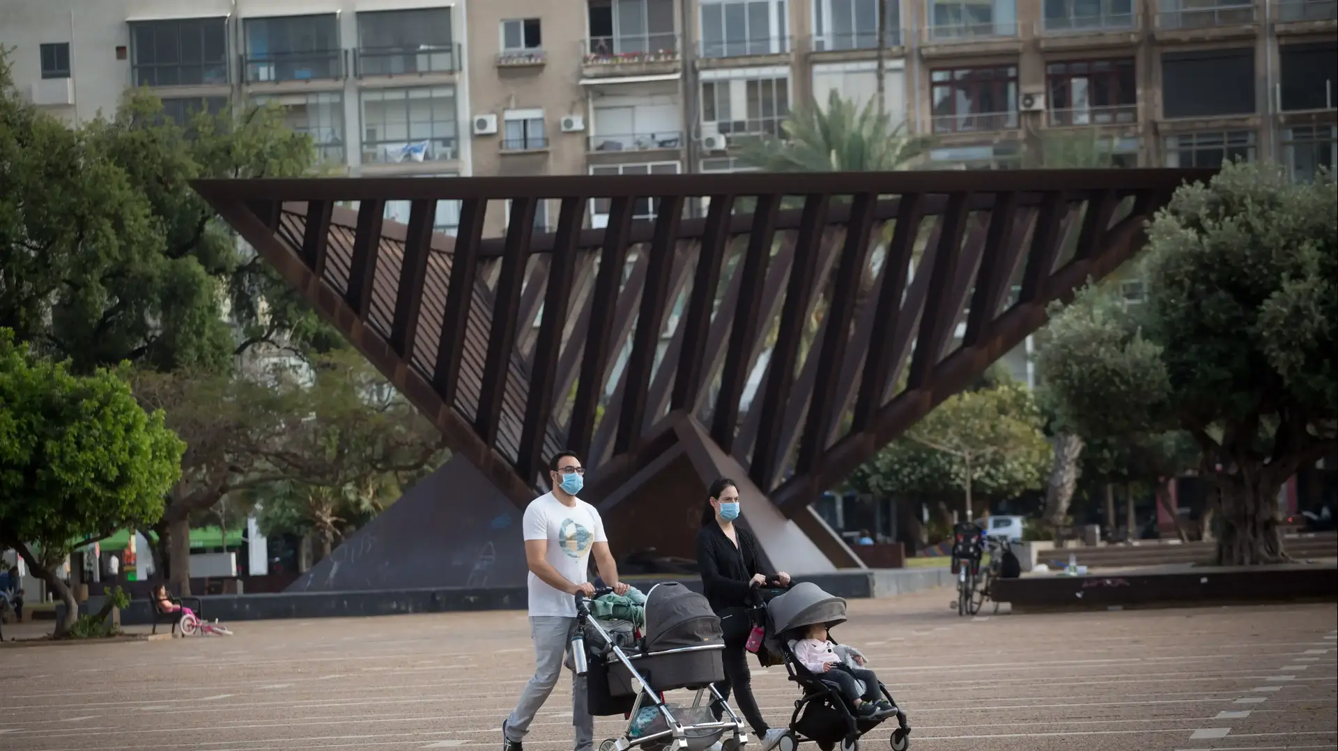 זוג עוטה מסיכות נגד קורונה, תל אביב, 18 באפריל 2020 זוג עוטה מסיכות נגד קורונה, תל אביב, 18 באפריל 2020
