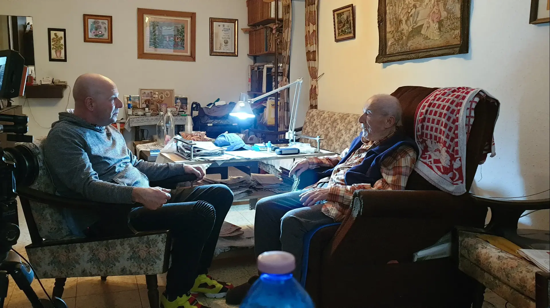 טל פרידמן מראיין ניצול שואה בסרט "הייתם צריכים להיות שם" של כאן 11 בבימוי ירון ניסקי ואבי מרקדו העוסק בהומור בשואה טל פרידמן מראיין ניצול שואה בסרט "הייתם צריכים להיות שם" של כאן 11 בבימוי ירון ניסקי ואבי מרקדו העוסק בהומור בשואה