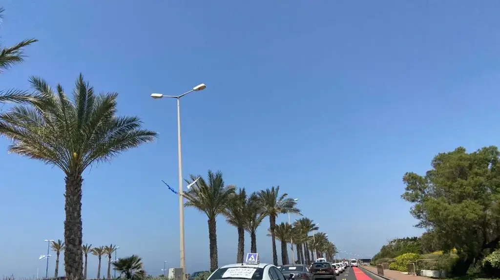 מורי נהיגה המושבתים בשל הקורונה מעיסוק במקצועם מוחים בכניסה הדרומית של חיפה, 19 באפריל 2020