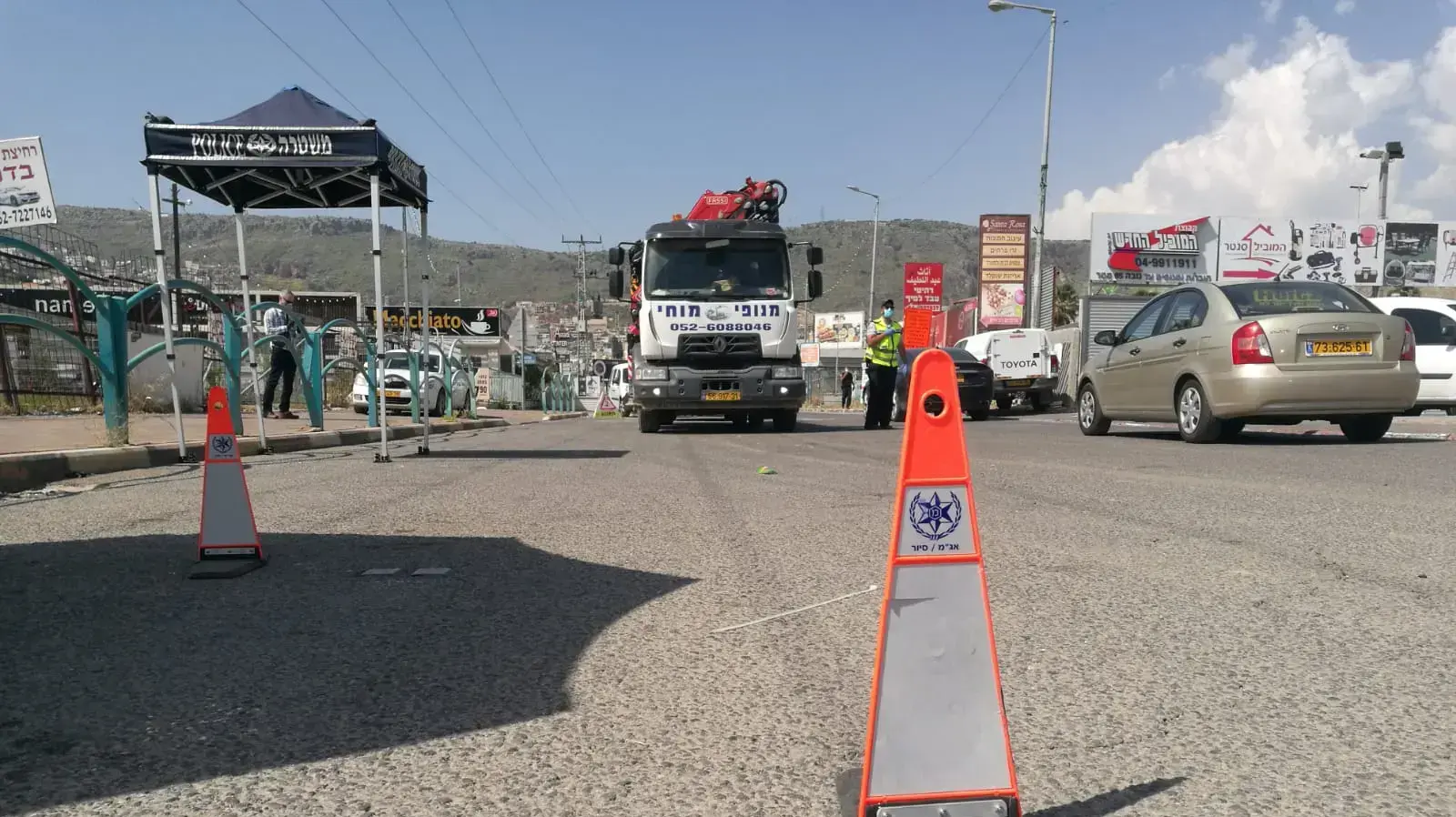 הכניסה הראשית לדיר אל-אסד בזמן ביקורו של השר לביטחון הפנים גלעד ארדן. 19 באפריל 2020 הכניסה הראשית לדיר אל-אסד בזמן ביקורו של השר לביטחון הפנים גלעד ארדן. 19 באפריל 2020