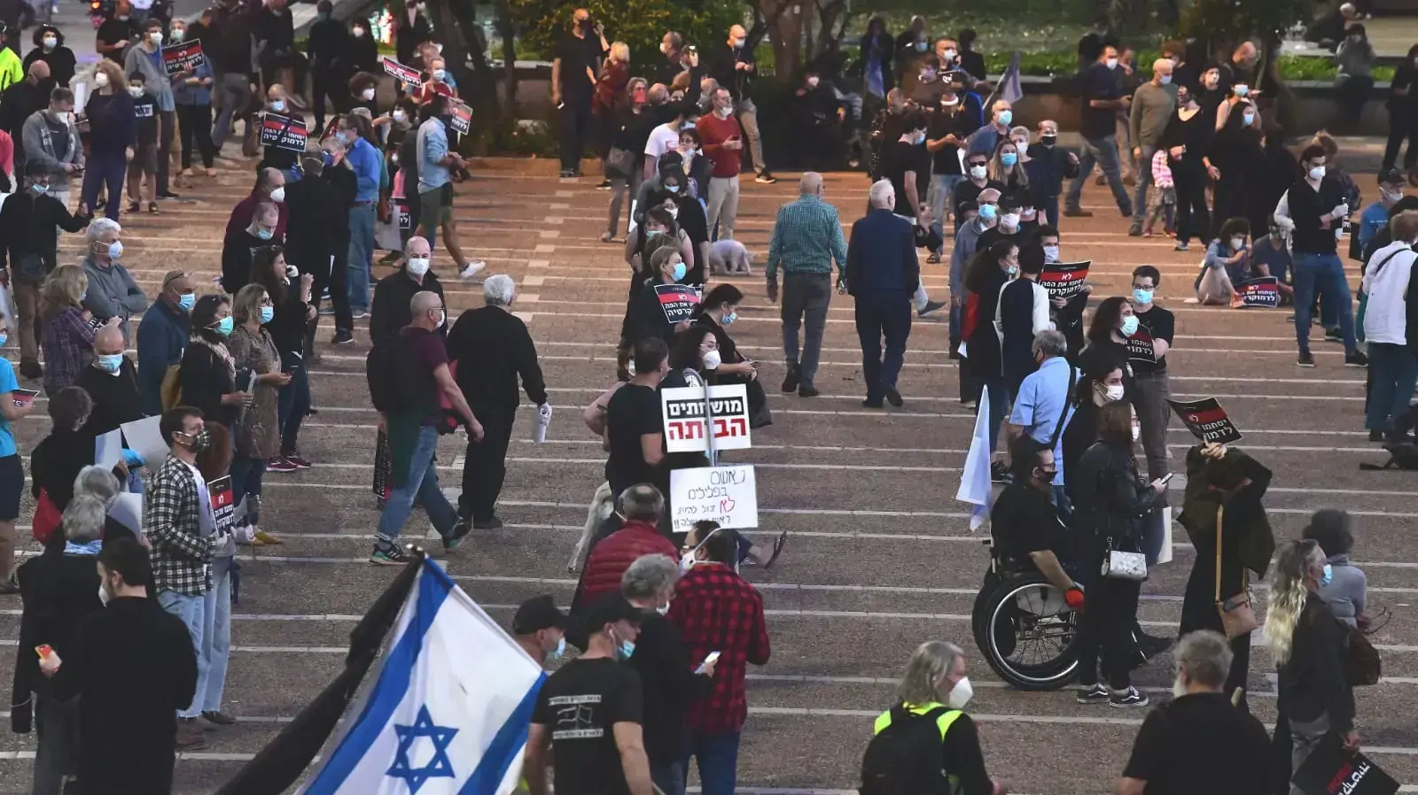 הפגנה תנועת ״הדגלים השחורים״ כיכר רבין, ת״א 19 באפריל 2020 הפגנה תנועת ״הדגלים השחורים״ כיכר רבין, ת״א 19 באפריל 2020