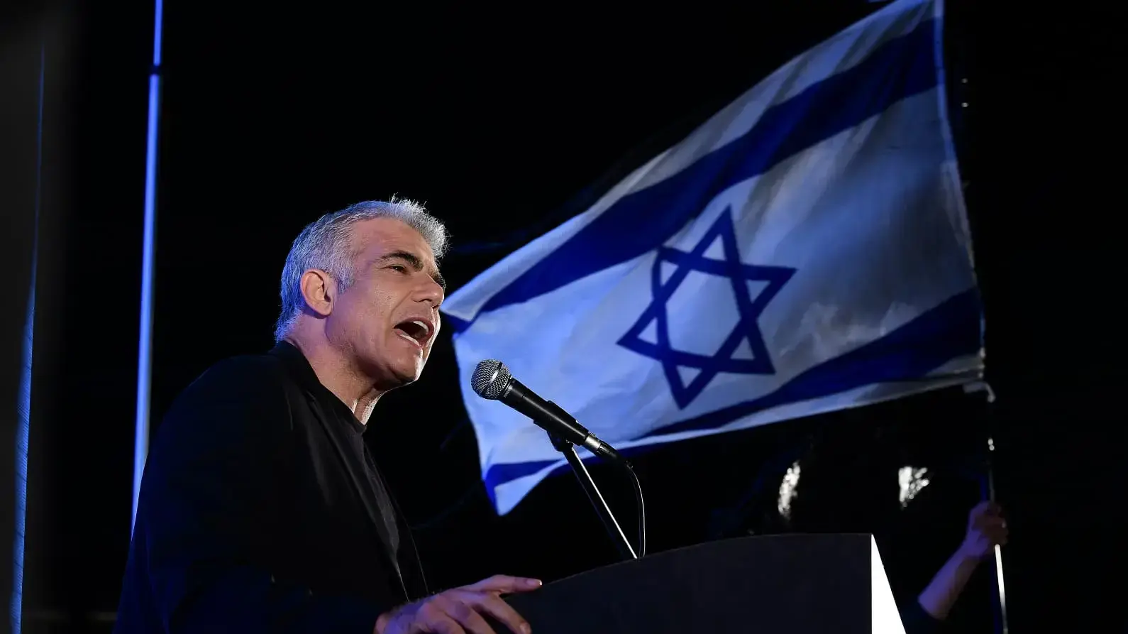 יאיר לפיד במהלך נאומו במחאת תנועת ״הדגלים השחורים״ כיכר רבין, ת״א 19 באפריל 2020 יאיר לפיד במהלך נאומו במחאת תנועת ״הדגלים השחורים״ כיכר רבין, ת״א 19 באפריל 2020