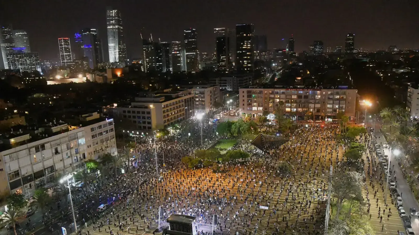 מחאת תנועת ״הדגלים השחורים״ כיכר רבין, ת״א 19 באפריל 2020 מחאת תנועת ״הדגלים השחורים״ כיכר רבין, ת״א 19 באפריל 2020