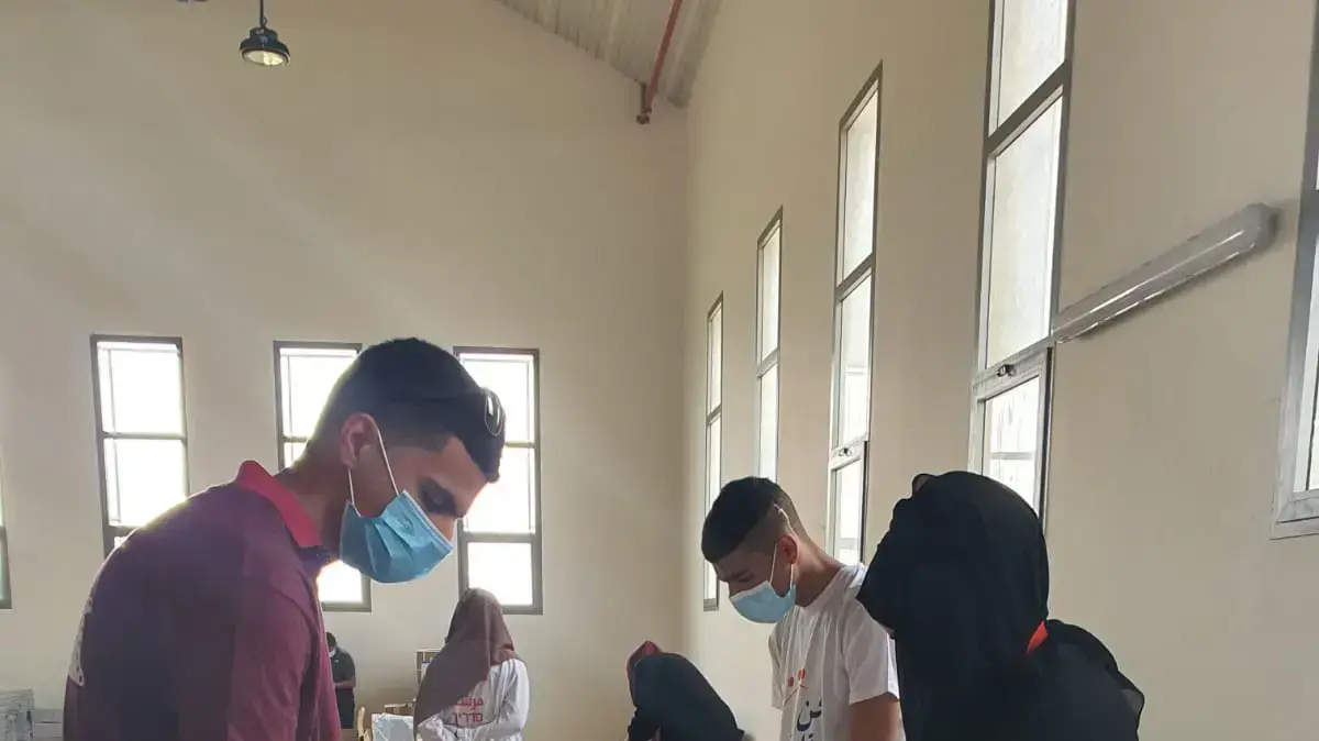 עשרות אלפי סלי מזון וערכות הסברה והעשרה חולקו לכפרים הלא מוכרים בנגב 19 באפריל 2020
עשרות אלפי סלי מזון וערכות הסברה והעשרה חולקו לכפרים הלא מוכרים בנגב 19 באפריל 2020