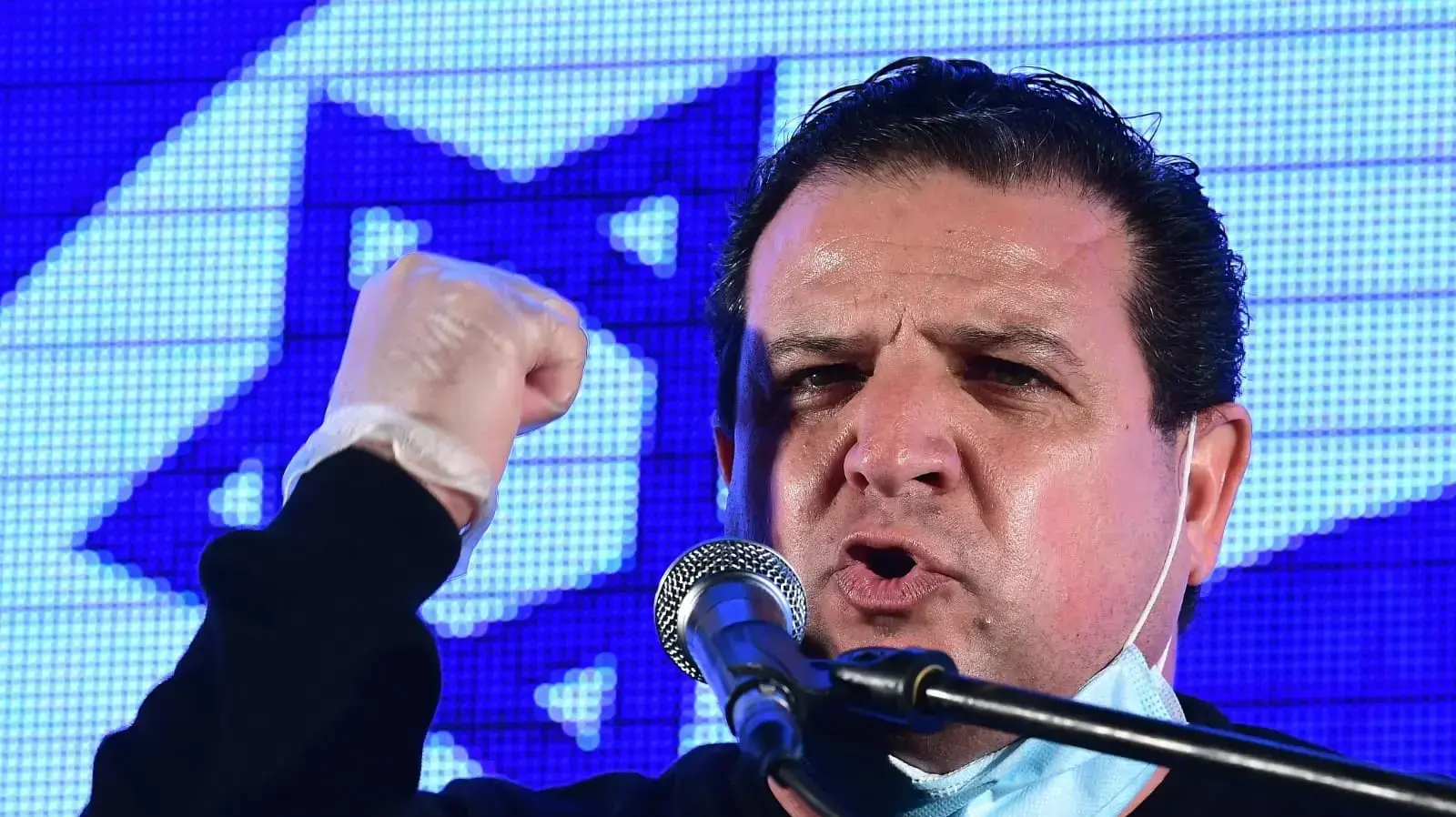 איימן עודה במהלך נאומו במחאת תנועת ״הדגלים השחורים״ כיכר רבין, ת״א 19 באפריל 2020 איימן עודה במהלך נאומו במחאת תנועת ״הדגלים השחורים״ כיכר רבין, ת״א 19 באפריל 2020