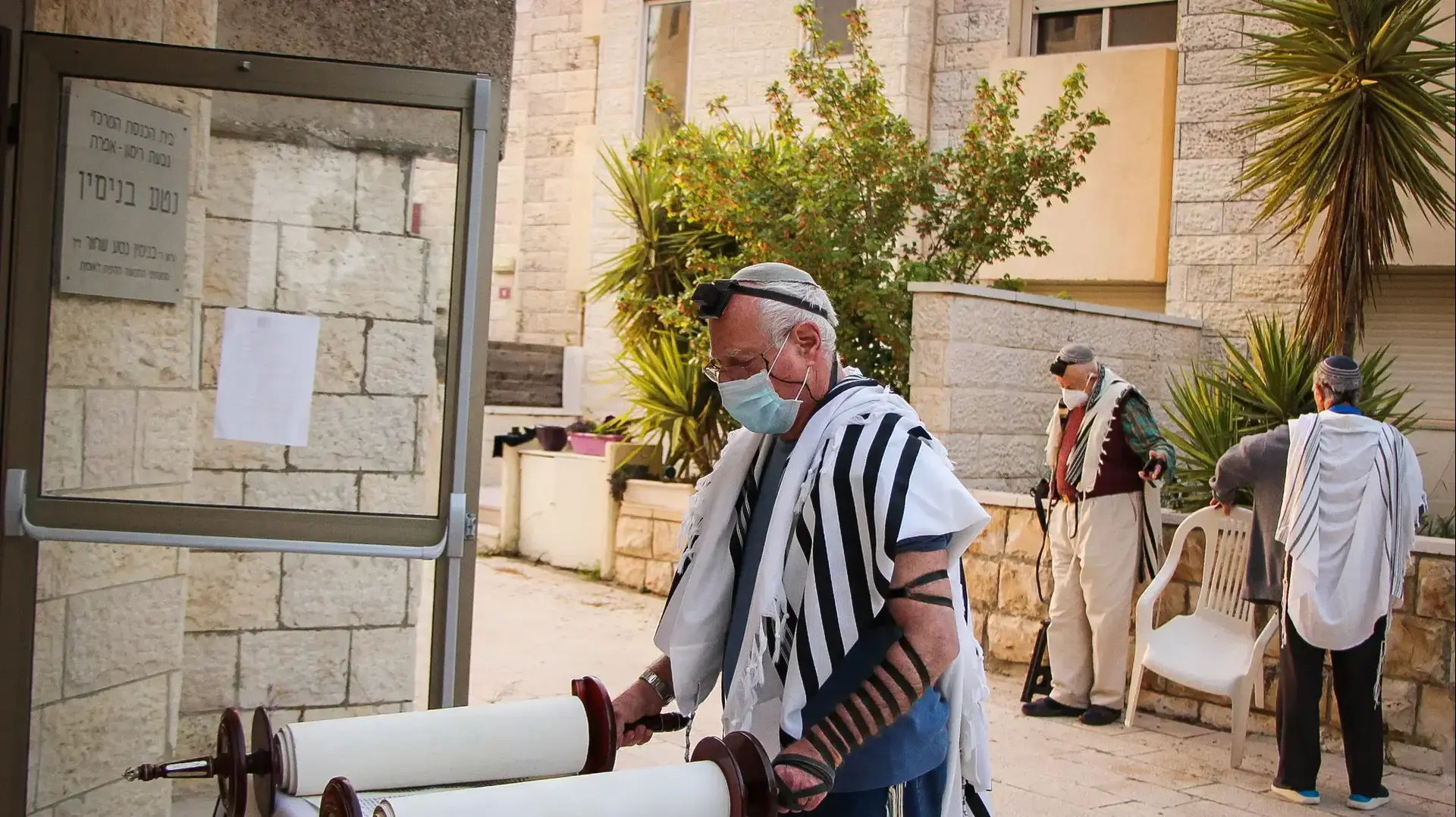 תפילה מחוץ לבית כנסת באפרת, 20 באפריל 2020