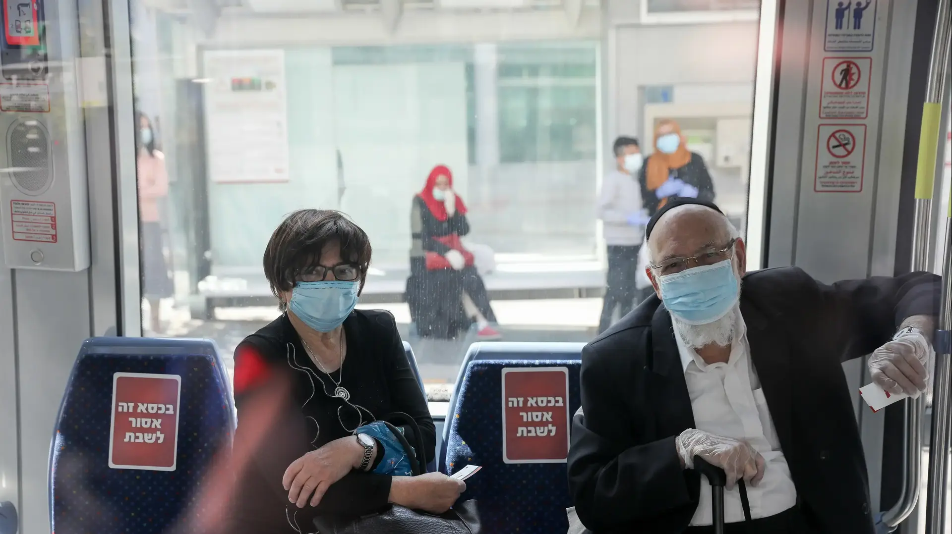 נוסעים ברכבת הקלה בירושלים, 20 באפריל 2020 נוסעים ברכבת הקלה בירושלים, 20 באפריל 2020