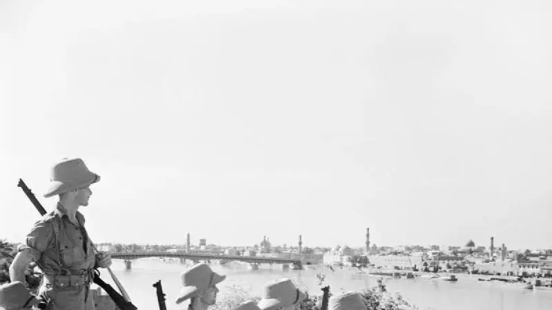 כוחות של צבא בריטניה צופים על בגדאד, עיראק, 11 ביוני 1941 כוחות של צבא בריטניה צופים על בגדאד, עיראק, 11 ביוני 1941
