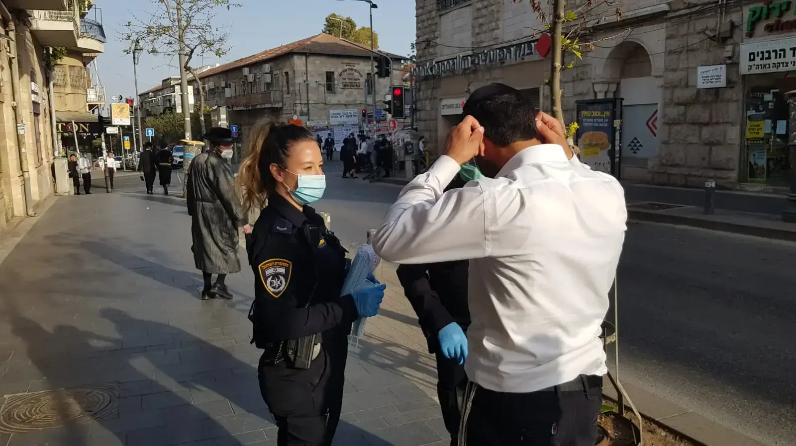חלוקה הדרגתית של מסכות מגן מטעם המשטרה לאזרחים ברחבי הארץ 20 באפריל 2020
חלוקה הדרגתית של מסכות מגן מטעם המשטרה לאזרחים ברחבי הארץ 20 באפריל 2020