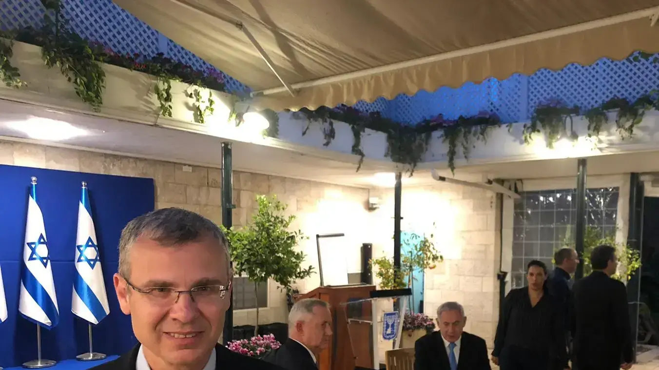 חתימת נתניהו - גנץ על ממשלת אחדות 20 באפריל 2020 חתימת נתניהו - גנץ על ממשלת אחדות 20 באפריל 2020