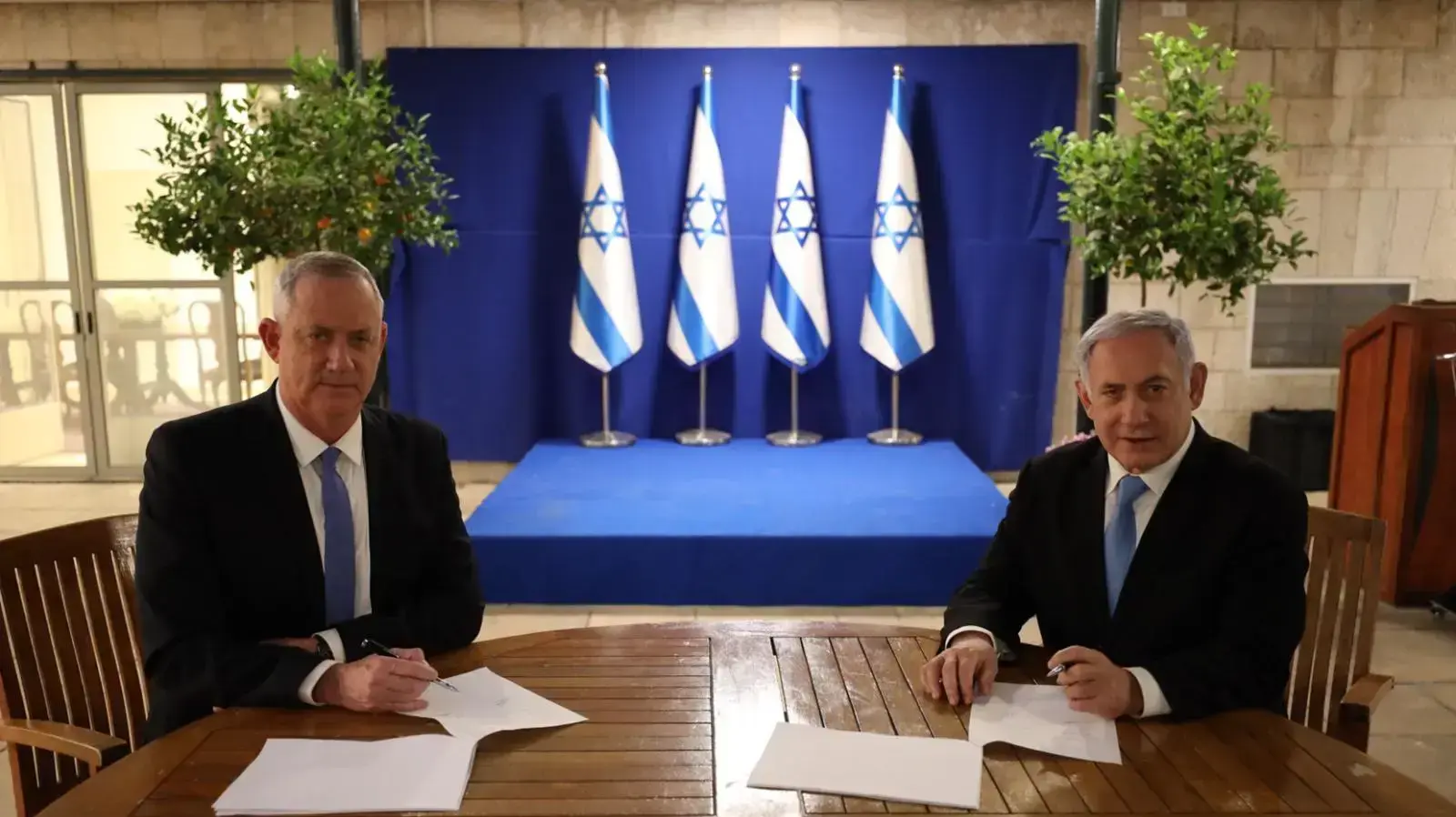 ראש הממשלה, נתניהו ויו"ר כחול לבן בני גנץ במהלך חתימתם על ממשלת אחדות 20 באפריל 2020 ראש הממשלה, נתניהו ויו"ר כחול לבן בני גנץ במהלך חתימתם על ממשלת אחדות 20 באפריל 2020