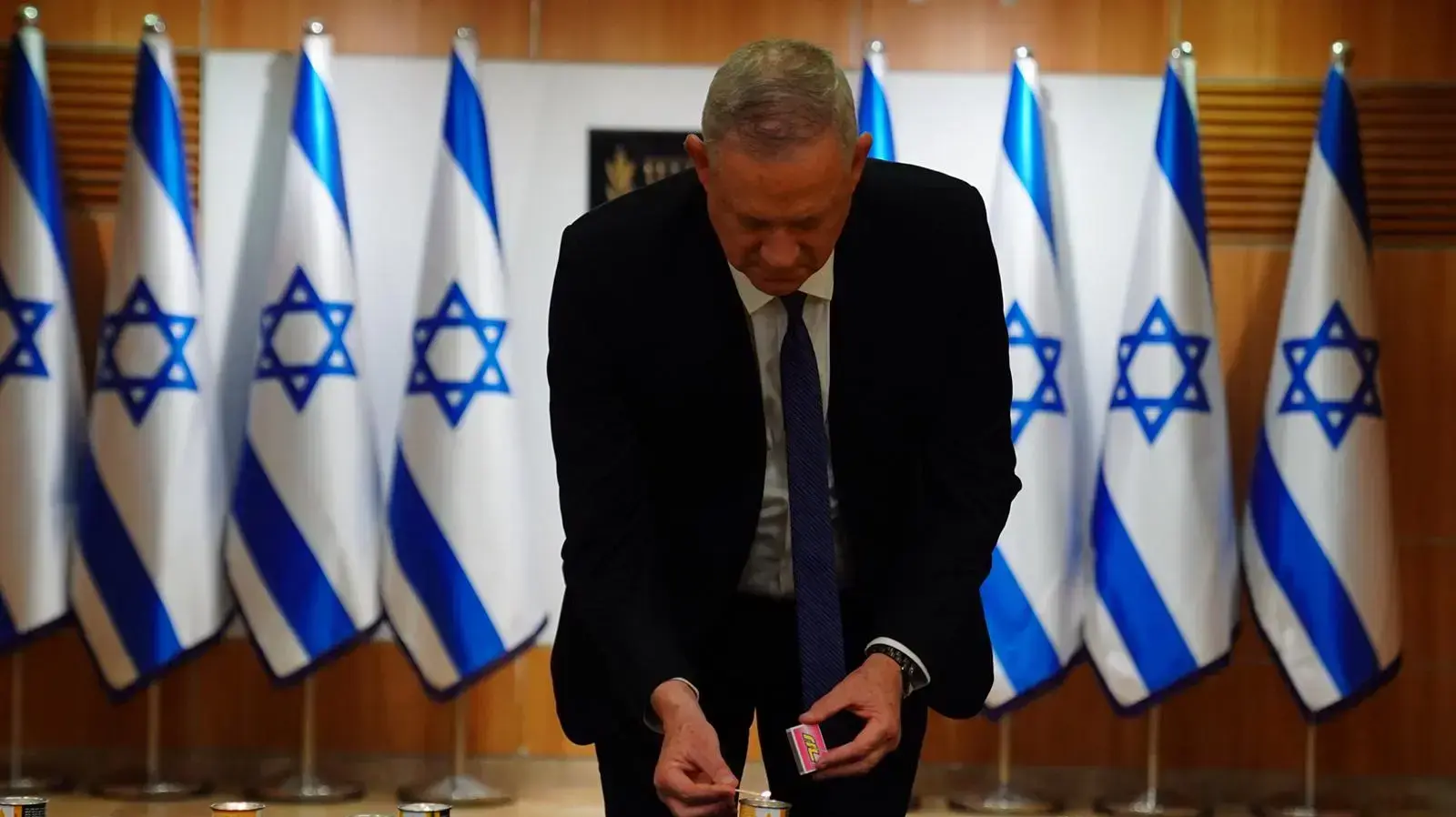 יו"ר כחול לבן, בני גנץ, מדליק נר זיכרון לזכר הנספים בכניסה למשכן הכנסת 21 באפריל 2020 יו"ר כחול לבן, בני גנץ, מדליק נר זיכרון לזכר הנספים בכניסה למשכן הכנסת 21 באפריל 2020