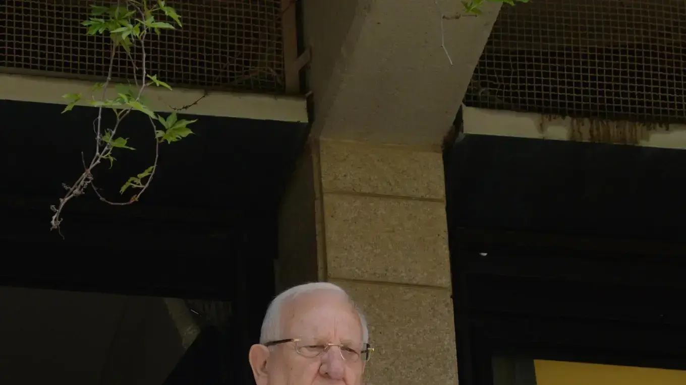 נשיא המדינה, ראובן (רובי) ריבלין במחווה לנספי השואה במהלך הצפירה 21 באפריל 2020 נשיא המדינה, ראובן (רובי) ריבלין במחווה לנספי השואה במהלך הצפירה 21 באפריל 2020