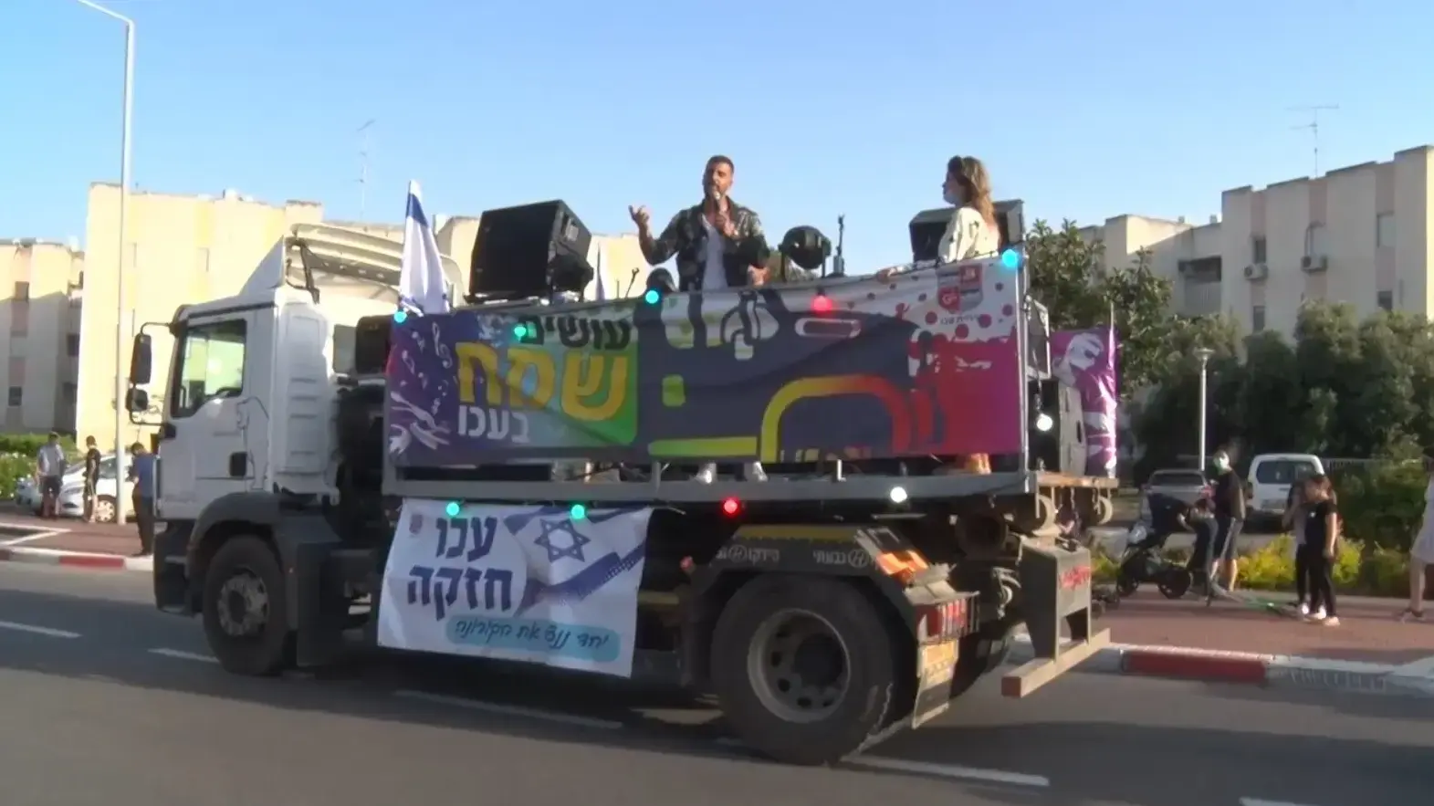 הזמר רגב הוד מופיע על משאית בפני מרפסות בתקופת משבר הקורונה הזמר רגב הוד מופיע על משאית בפני מרפסות בתקופת משבר הקורונה