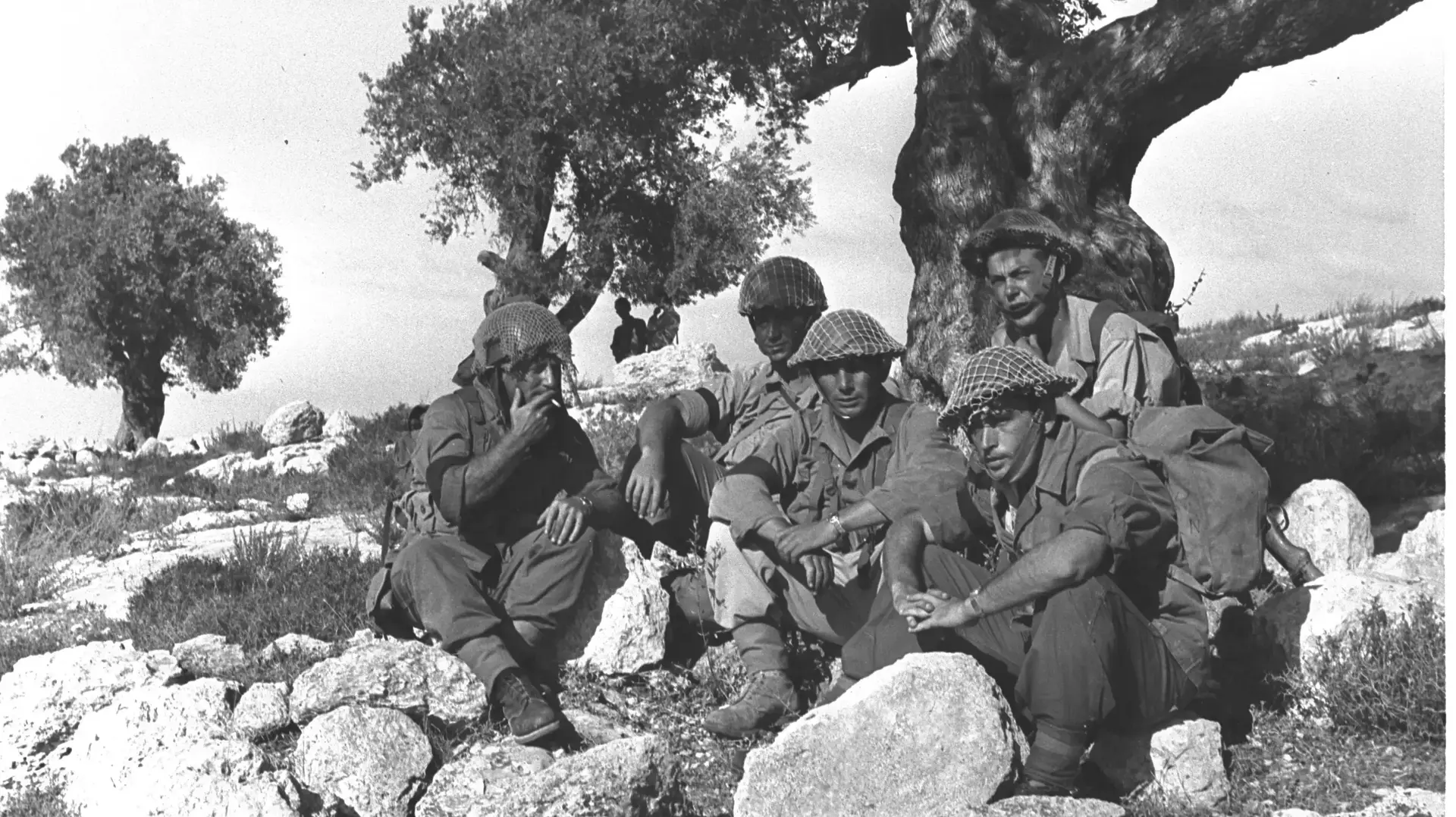 מנוחת חיילי צה"ל לאחר קרבות בשכונת קטמון בירושלים.1 במאי 1948 מנוחת חיילי צה"ל לאחר קרבות בשכונת קטמון בירושלים.1 במאי 1948