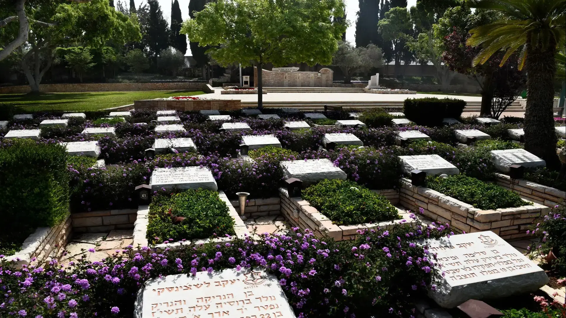 בית הקברות הצבאי בקריית שאול לפני יום הזיכרון לחללי צה"ל תש"ף, 22 באפריל 2020 בית הקברות הצבאי בקריית שאול לפני יום הזיכרון לחללי צה"ל תש"ף, 22 באפריל 2020