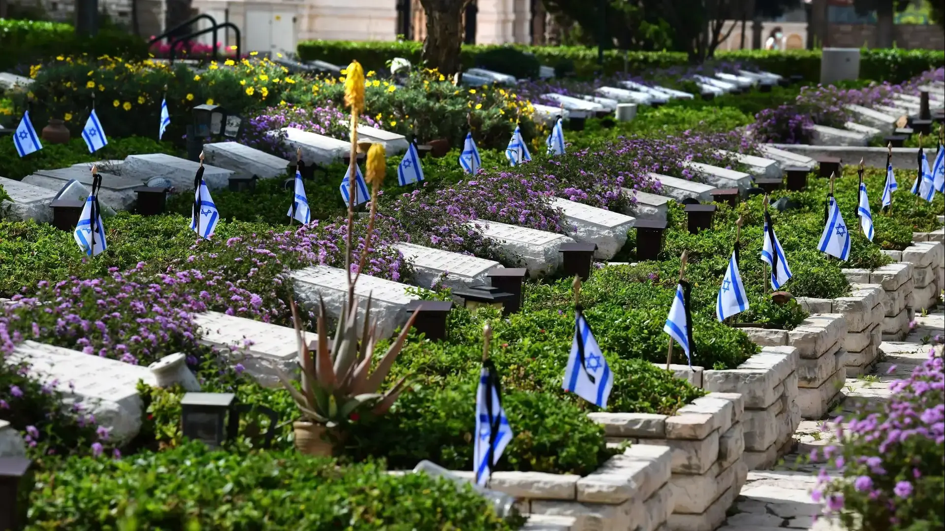 בית הקברות הצבאי בקריית שאול לפני יום הזיכרון לחללי צה"ל תש"ף, 22 באפריל 2020 בית הקברות הצבאי בקריית שאול לפני יום הזיכרון לחללי צה"ל תש"ף, 22 באפריל 2020