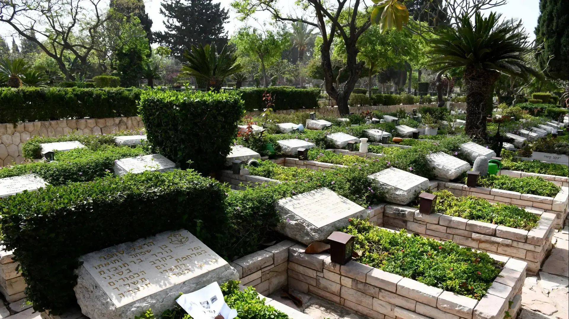 בית הקברות הצבאי בקריית שאול לפני יום הזיכרון לחללי צה"ל תש"ף, 22 באפריל 2020 בית הקברות הצבאי בקריית שאול לפני יום הזיכרון לחללי צה"ל תש"ף, 22 באפריל 2020