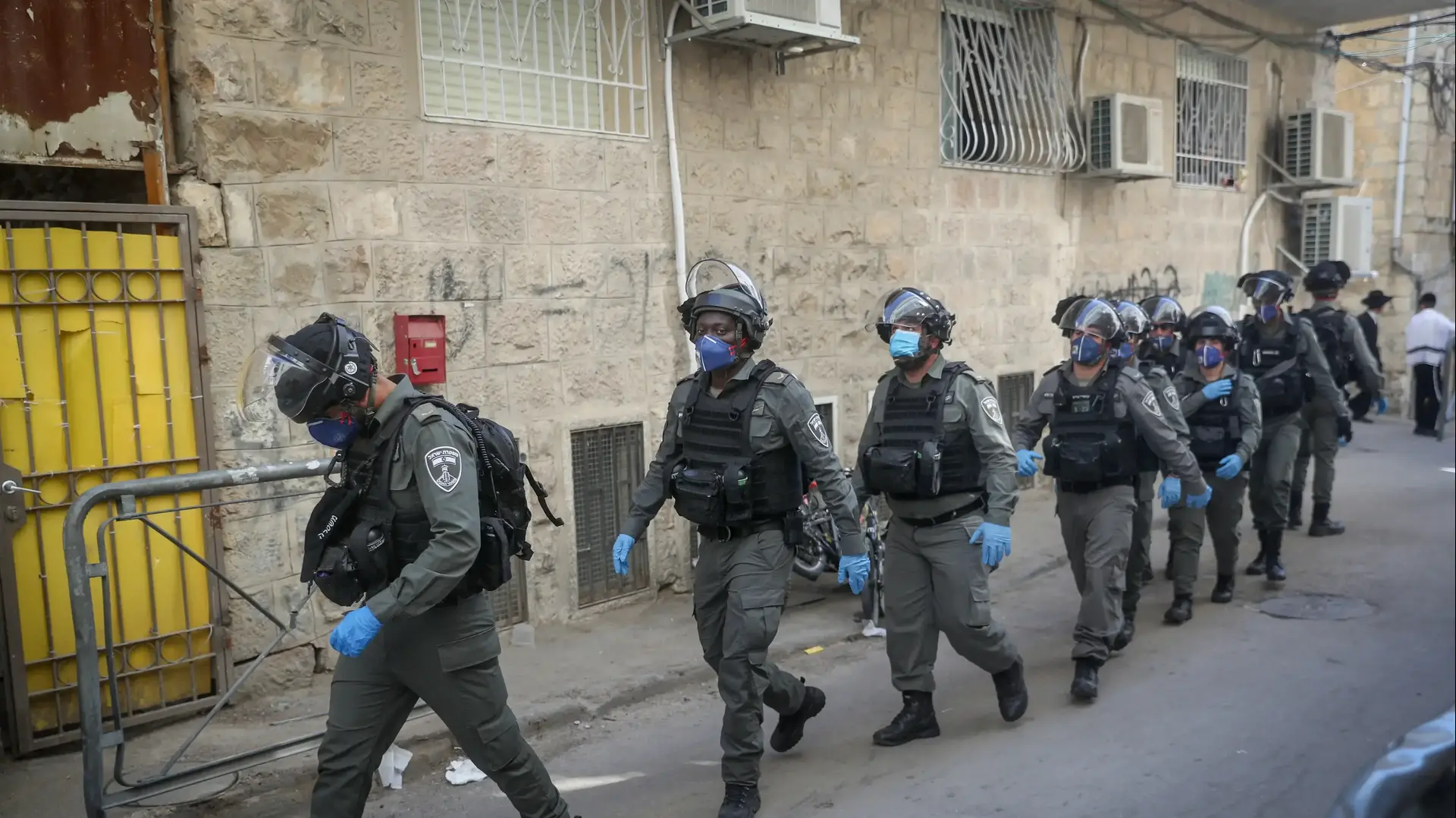 שוטרים עוטים מסכה בשכונת מאה שערים בירושלים 22 באפריל 2020 שוטרים עוטים מסכה בשכונת מאה שערים בירושלים 22 באפריל 2020