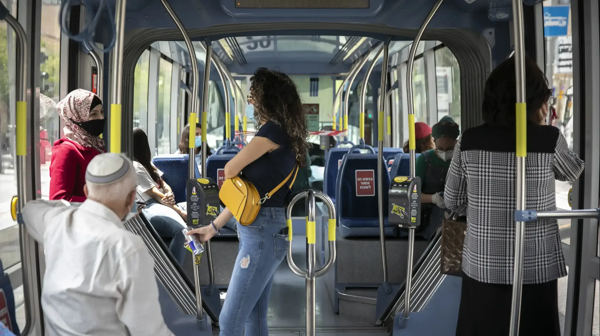 נוסעים ברכבת הקלה בירושלים, 21 באפריל 2020 נוסעים ברכבת הקלה בירושלים, 21 באפריל 2020