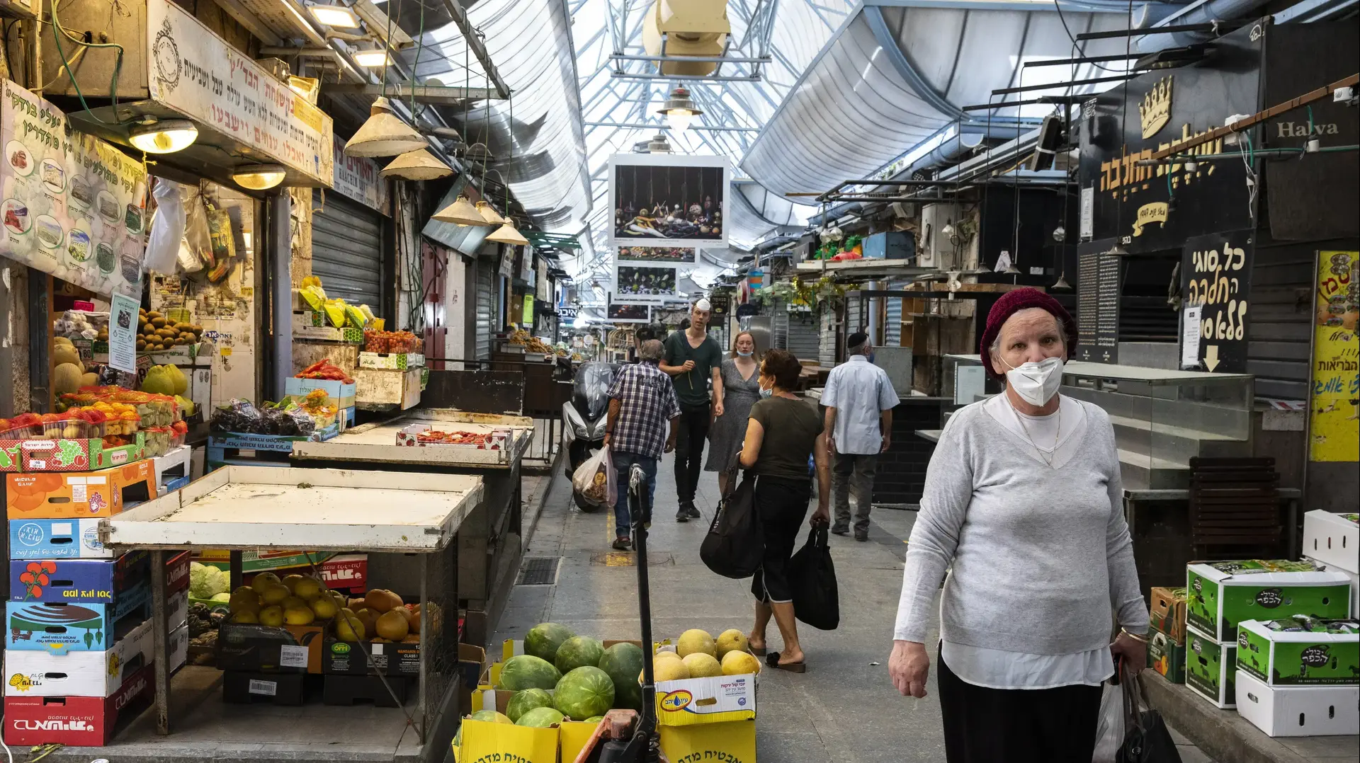 אנשים בשוק מחנה יהודה בירושלים, 21 באפריל 2020
