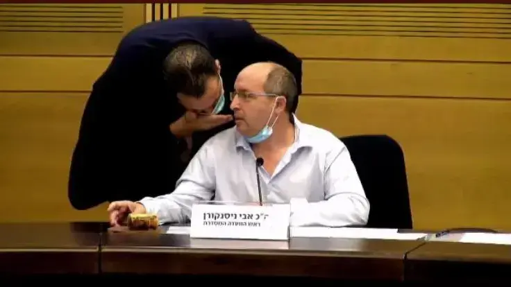 יו"ר הועדה ח"כ אבי ניסנקורן מכחול לבן בשיחה עם ח"כ מיקי זוהר מהליכוד, במהלך הדיון של הוועדה המסדרת בכנסת 23 באפריל 2020 יו"ר הועדה ח"כ אבי ניסנקורן מכחול לבן בשיחה עם ח"כ מיקי זוהר מהליכוד, במהלך הדיון של הוועדה המסדרת בכנסת 23 באפריל 2020
