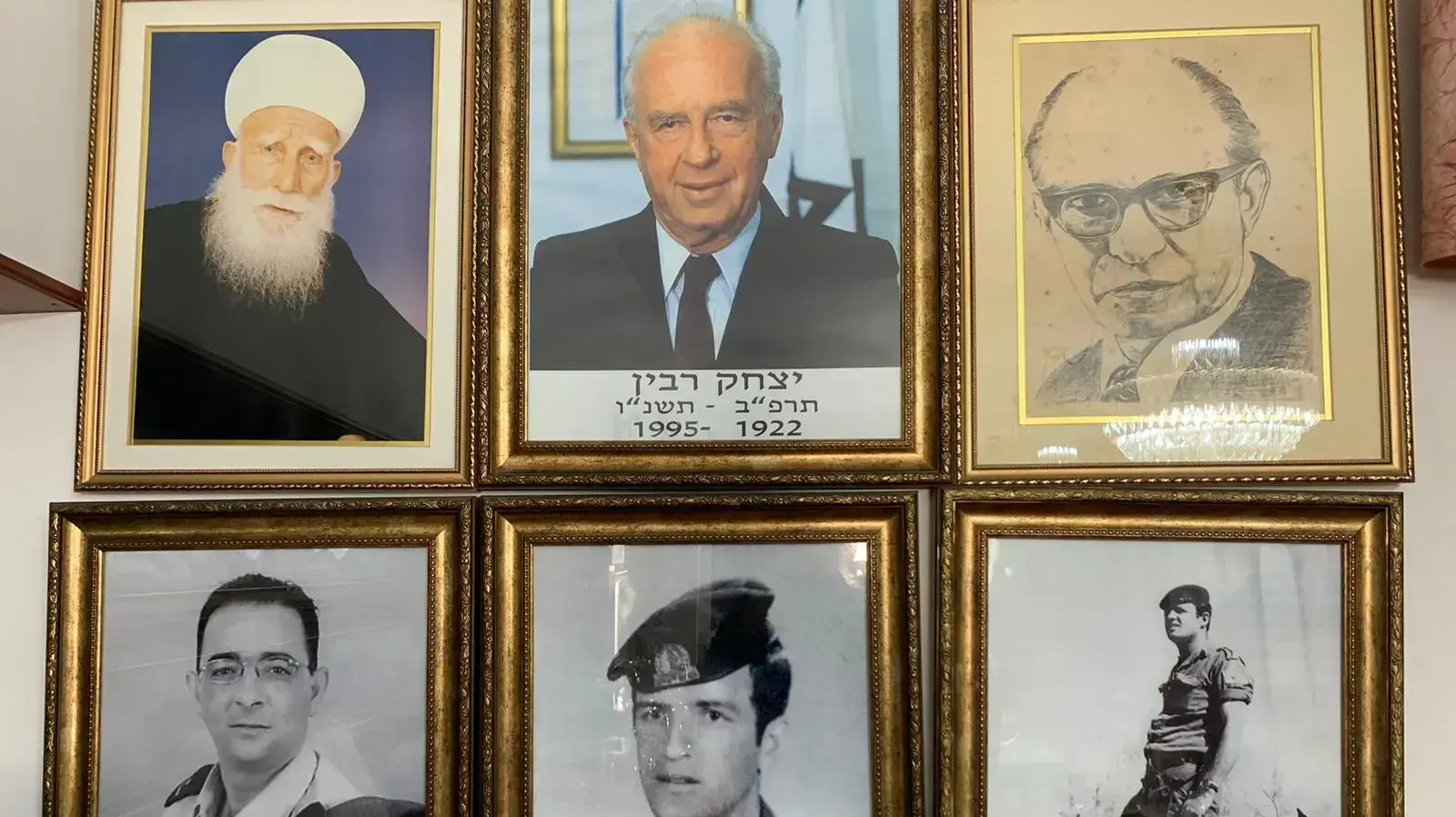 תמונות מתוך קיר ביתו של אמל נאסר אל דין תמונות מתוך קיר ביתו של אמל נאסר אל דין