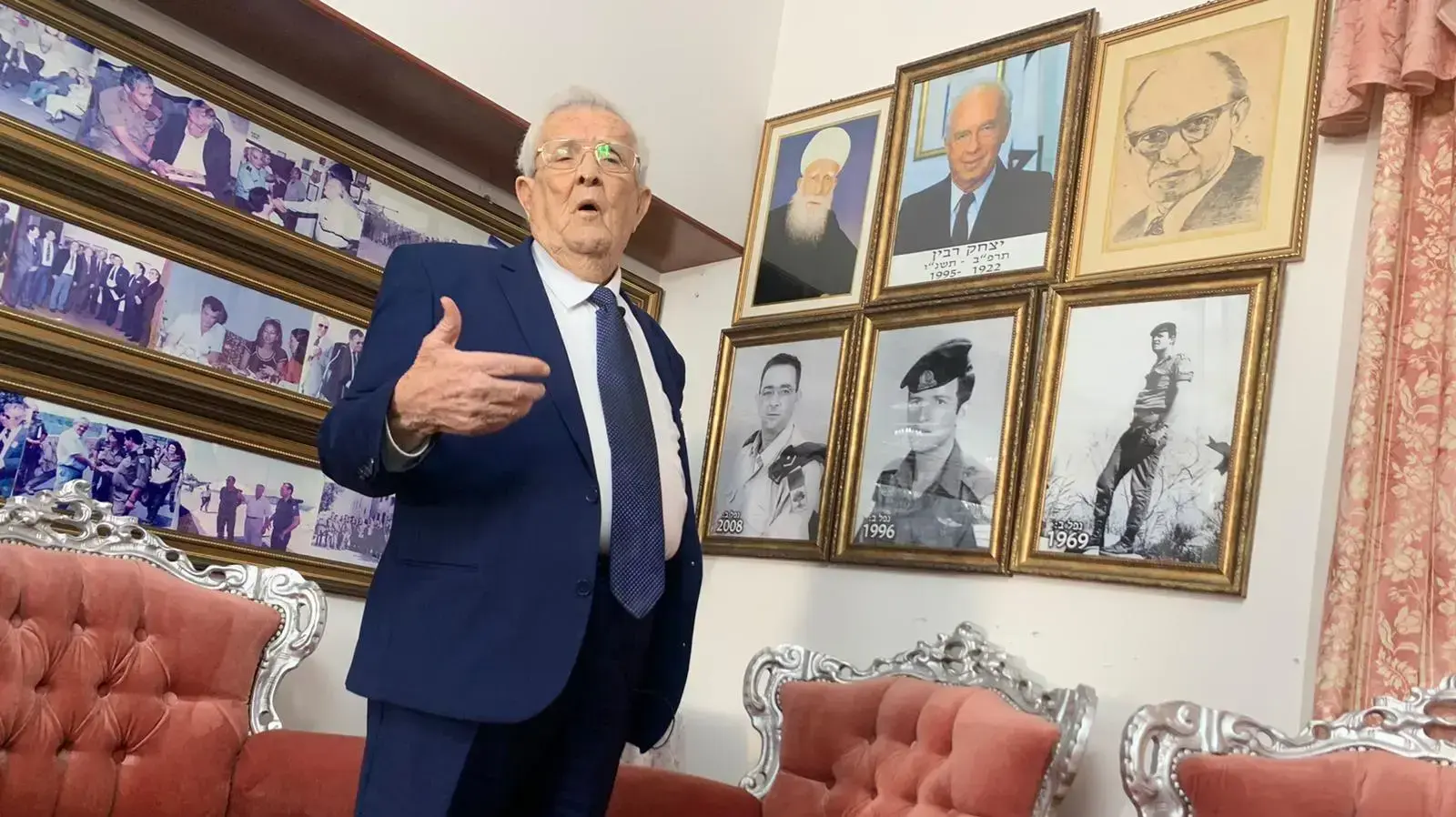 תמונות מתוך קיר ביתו של אמל נאסר אל דין תמונות מתוך קיר ביתו של אמל נאסר אל דין