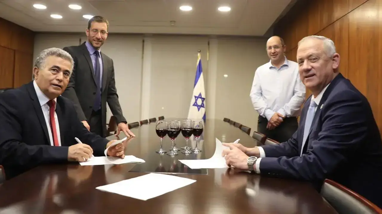 בני גנץ, אבי ניסנקורן, עמיר פרץ ואיציק שמולי בחתימה על הסכם קואליציוני - ה-24 לאפריל 2020