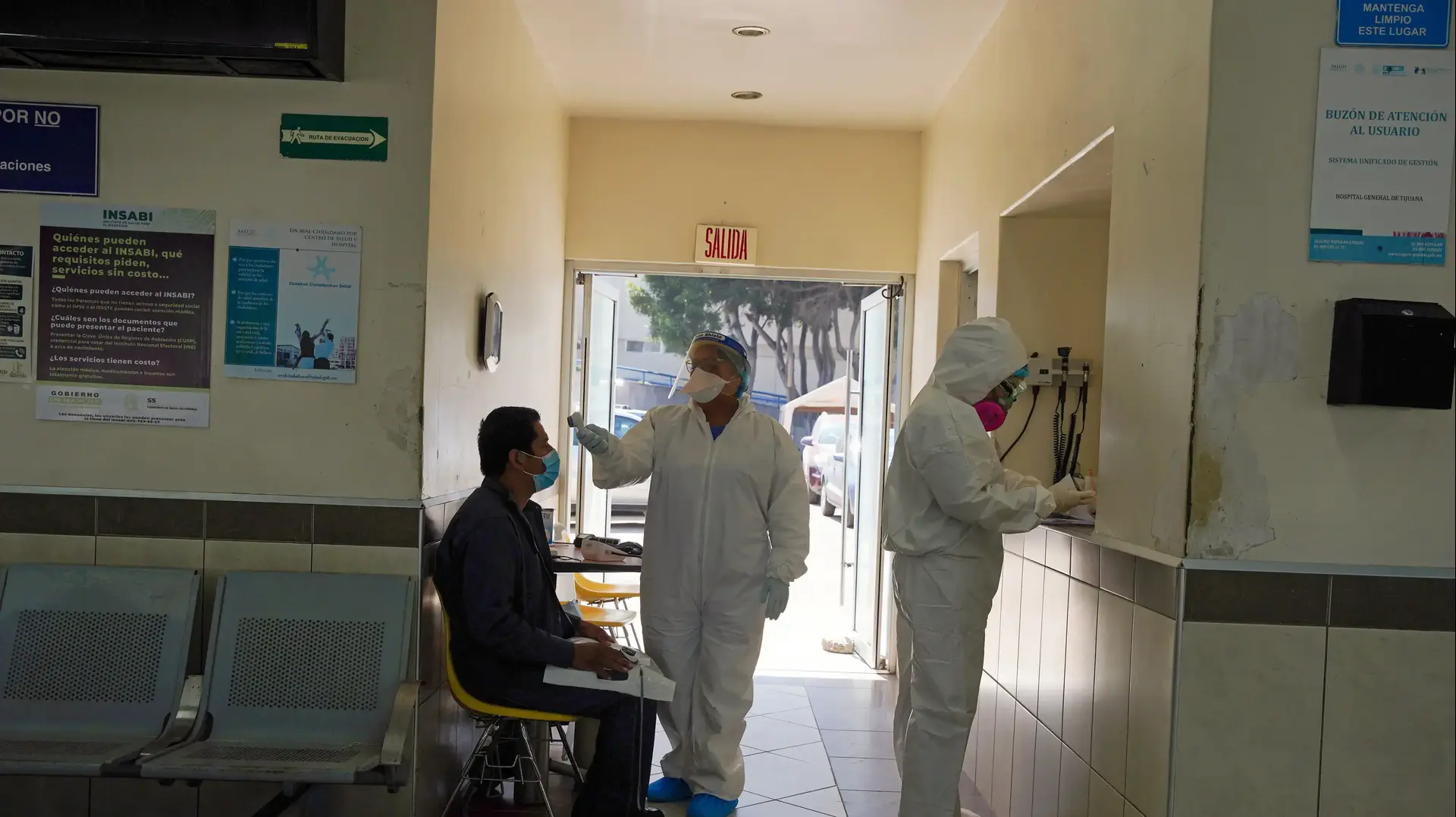 מדידת חום בעקבות התפשטות הקורונה בטיחואנה, מקסיקו. 23 באפריל 2020
מדידת חום בעקבות התפשטות הקורונה בטיחואנה, מקסיקו. 23 באפריל 2020